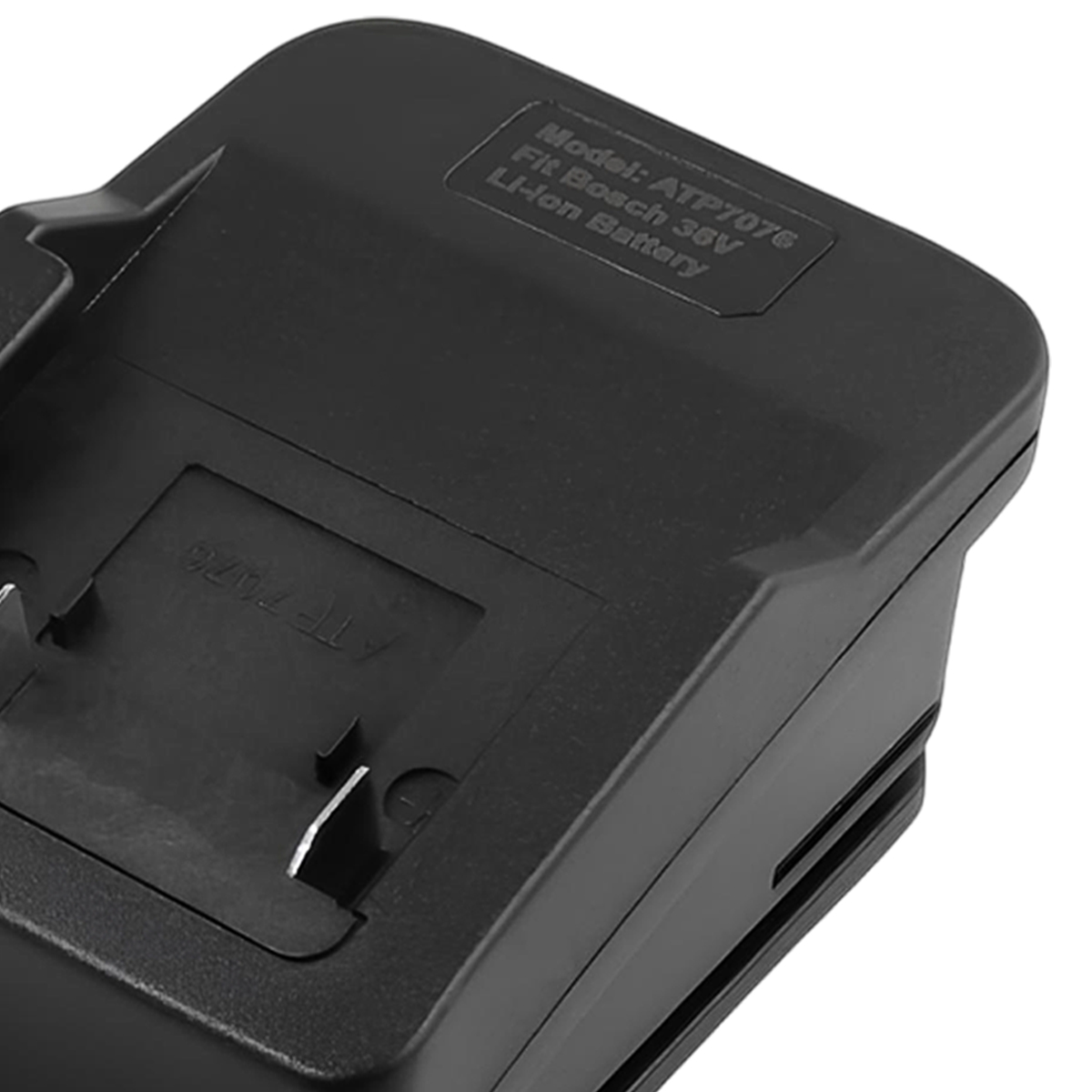 Nahaufnahme eines schwarzen Batterieladegeräts. Text ATP7076, Fit Bosch 36V, Li-Ion-Batterie. Das Ladegerät hat Metallkontakte und eine rechteckige Form.