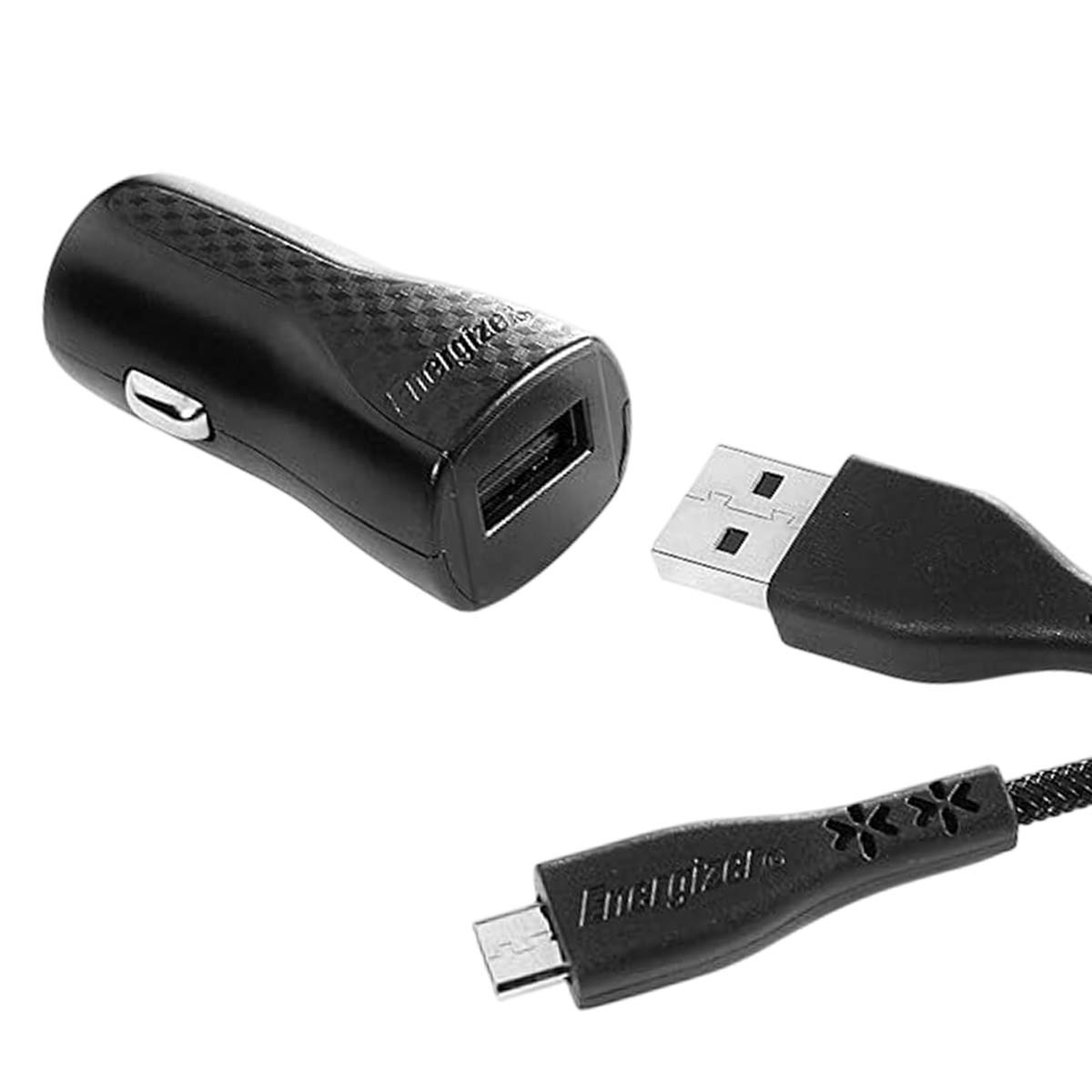 Un caricabatterie per auto Energizer nero, un cavo USB e un cavo micro USB sono su sfondo bianco. Il caricabatterie ha una porta USB.