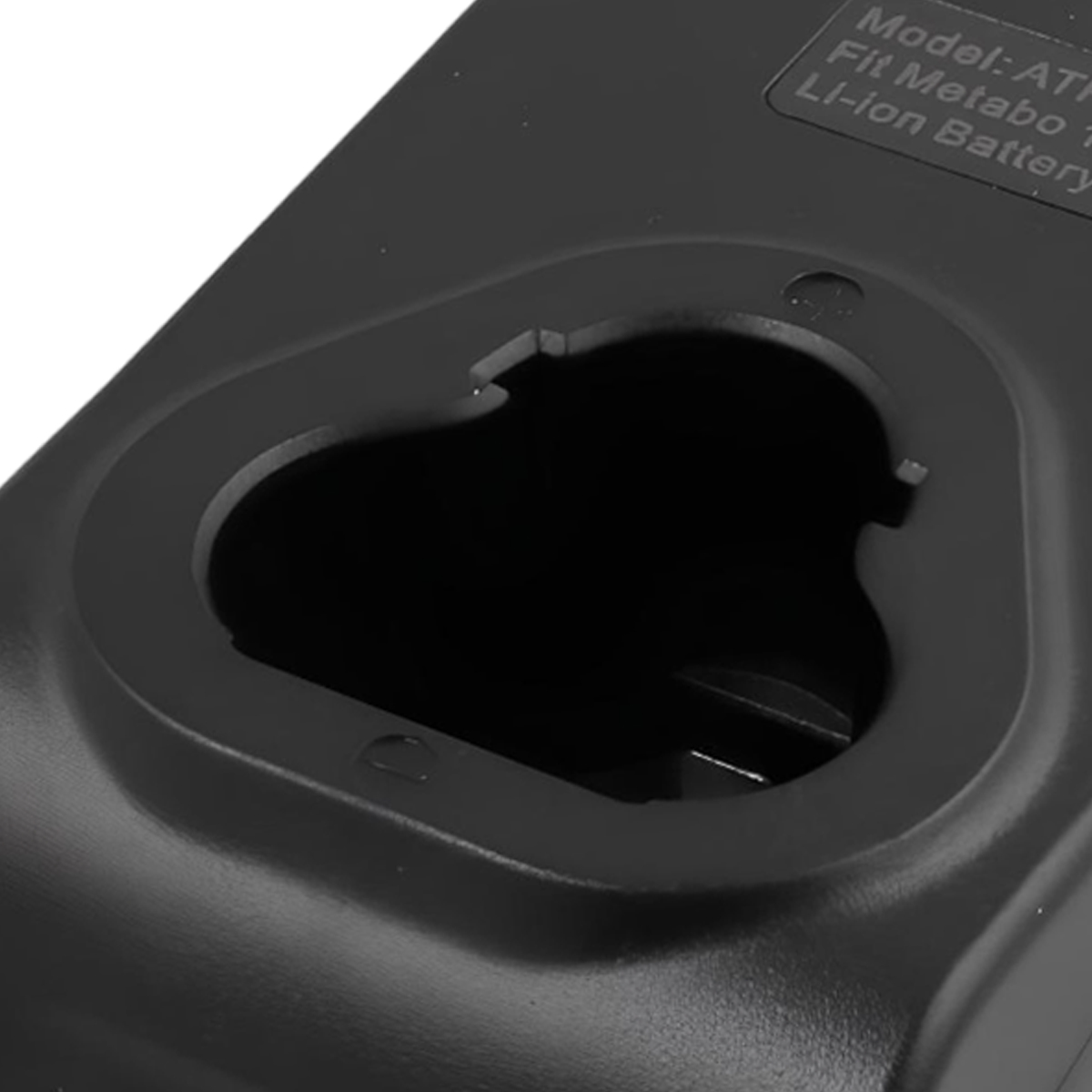 Nahaufnahme eines schwarzen Batterieladegeräts. Es hat eine Aussparung für die Batterie und Text oben rechts.