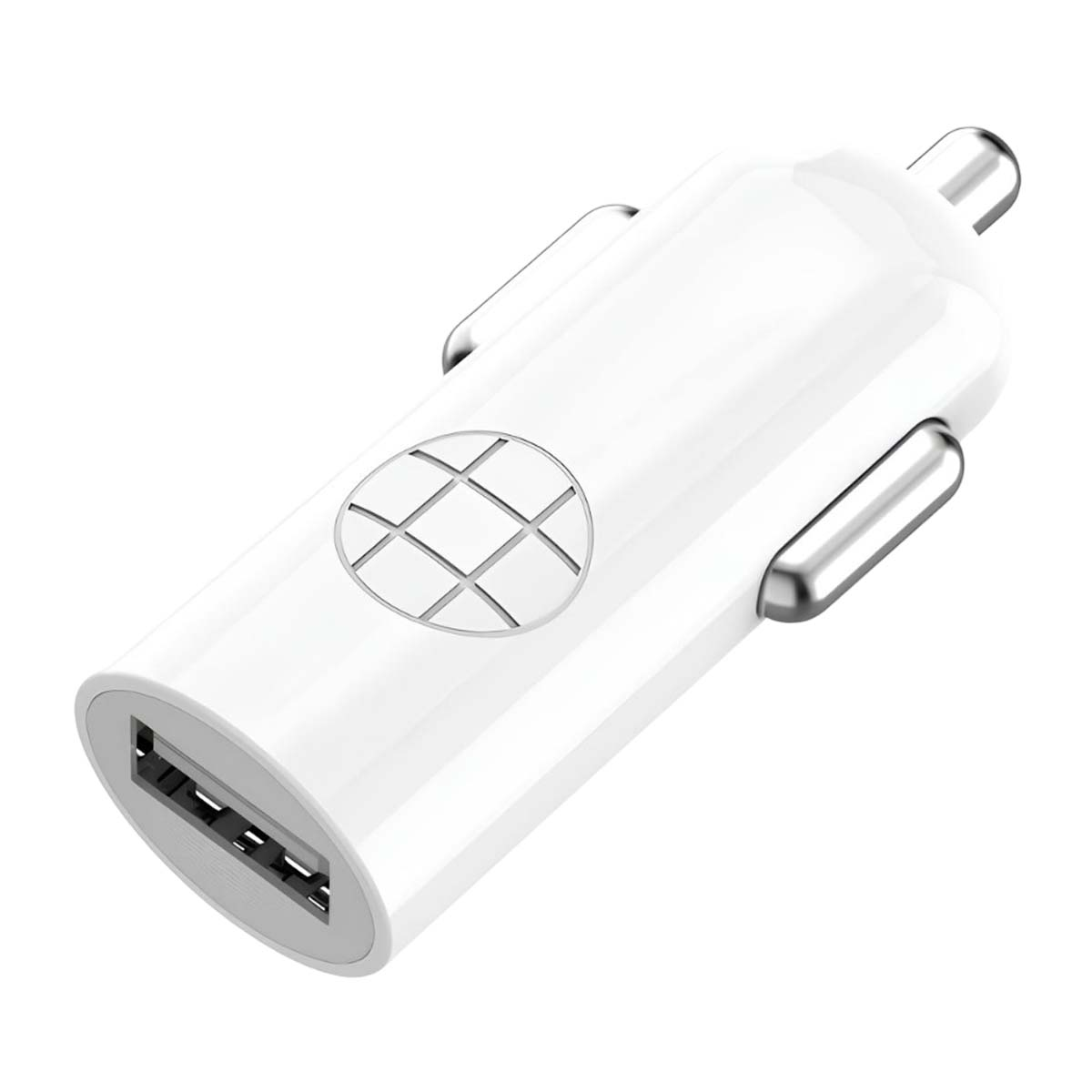 Un caricabatterie per auto bianco con porta USB. Ha un motivo circolare e dettagli argentati. È isolato su sfondo bianco.