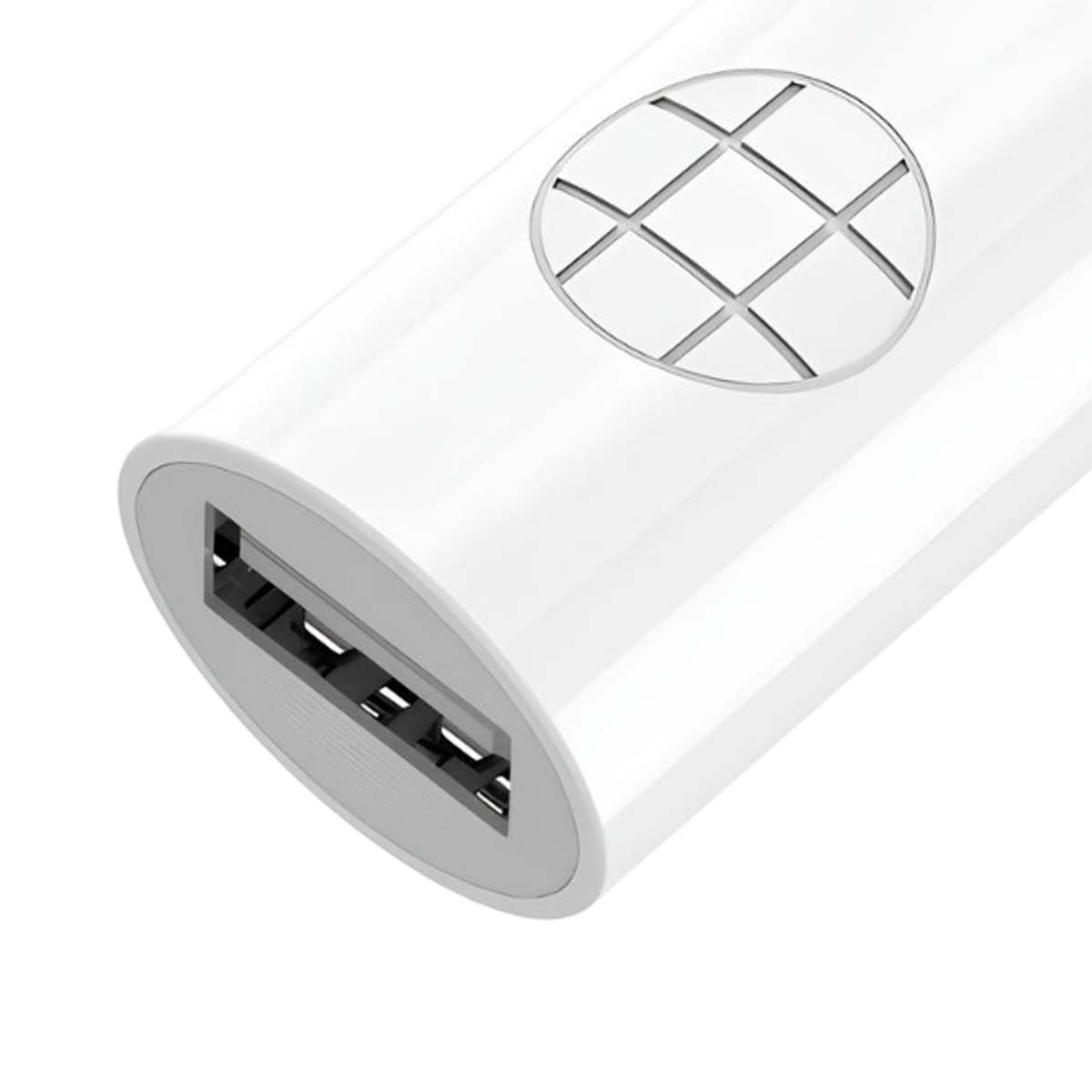 Un adattatore USB bianco con un design a griglia e una porta USB. Lo sfondo è bianco.