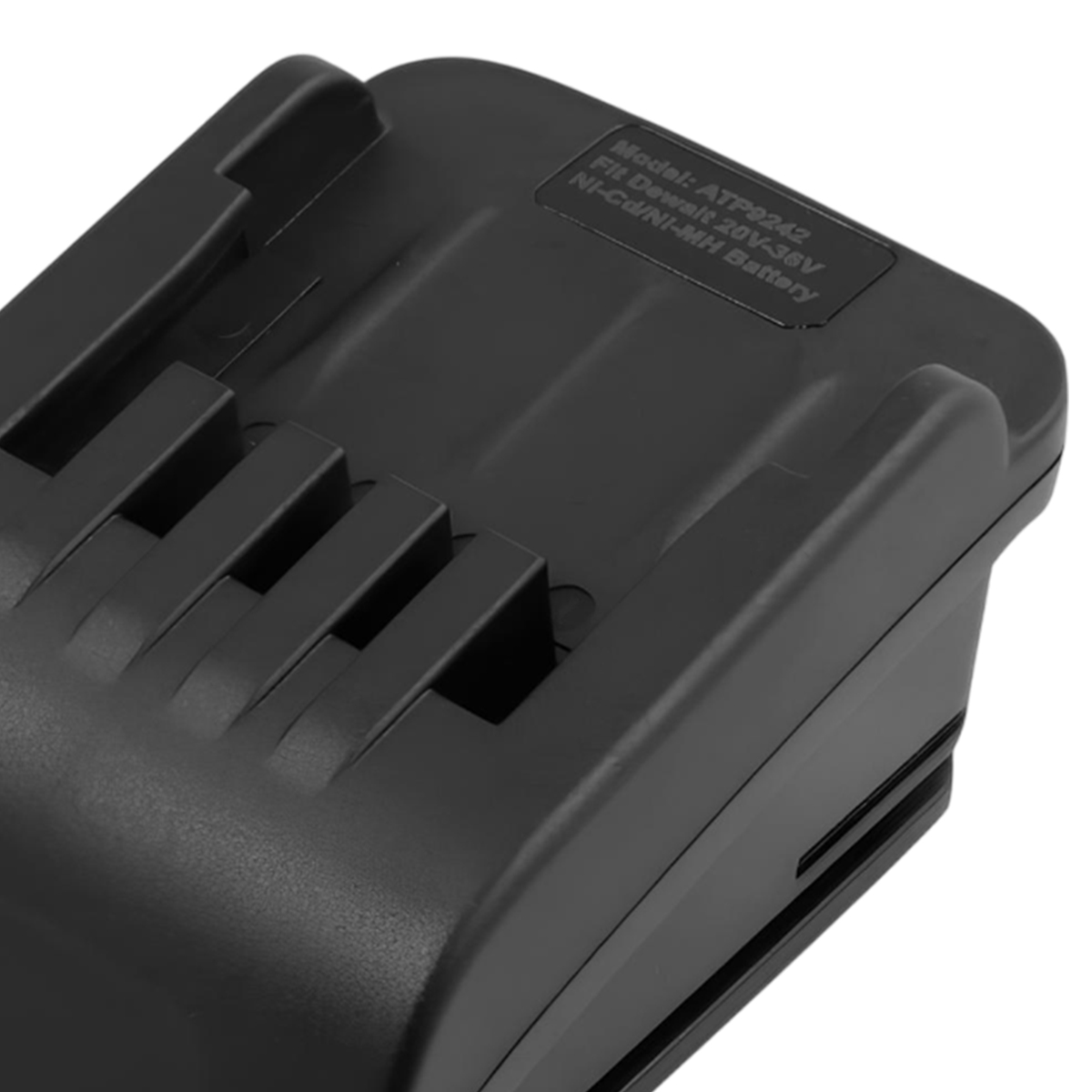 Ein schwarzes Batterieladegerät. Es hat ein Etikett mit Modell-, Spannungs- und Batterietypinformationen. Das Ladegerät hat eine geriffelte Oberseite.