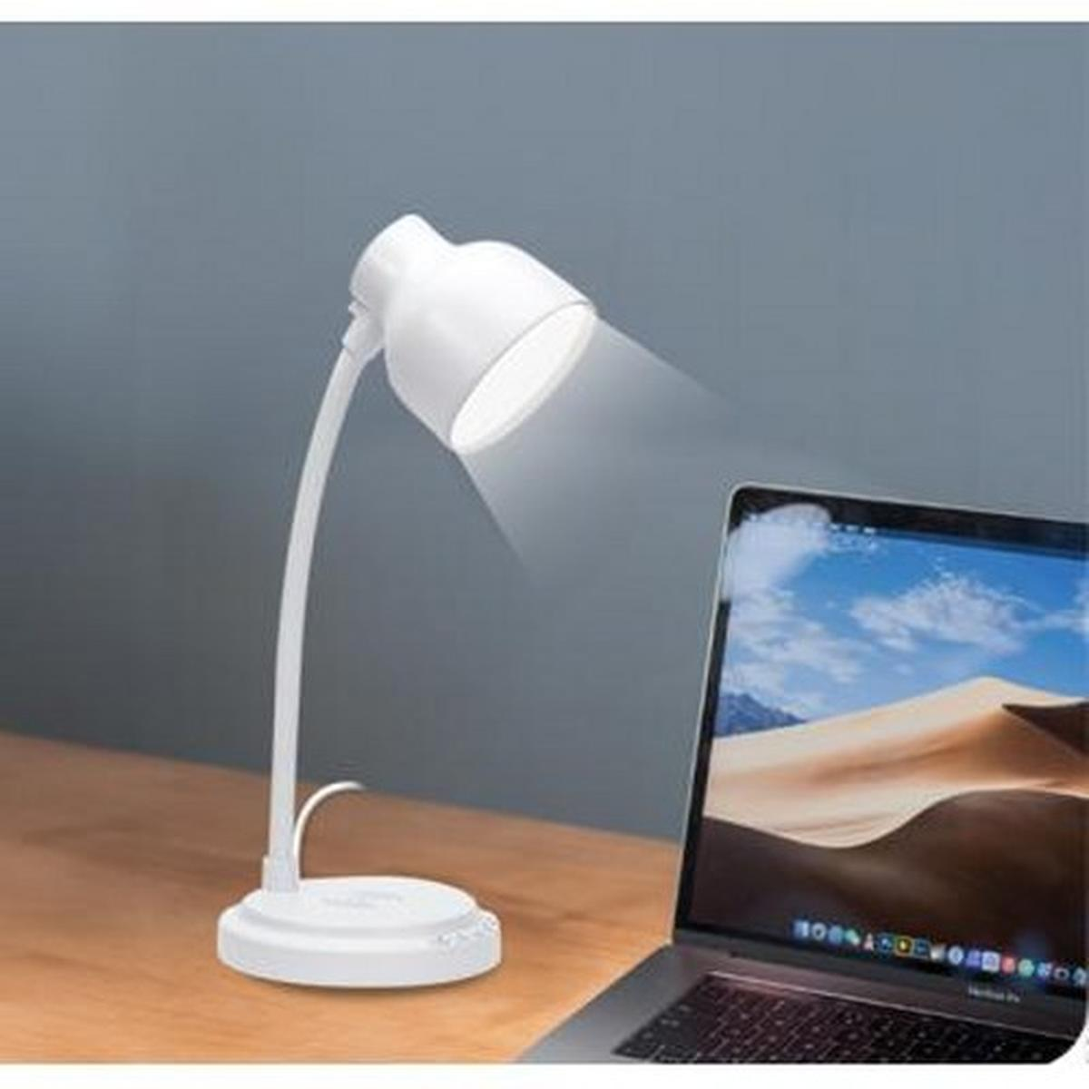 Eine weiße Schreibtischlampe beleuchtet einen Laptop-Bildschirm auf einem Holztisch. Graue Wand im Hintergrund.