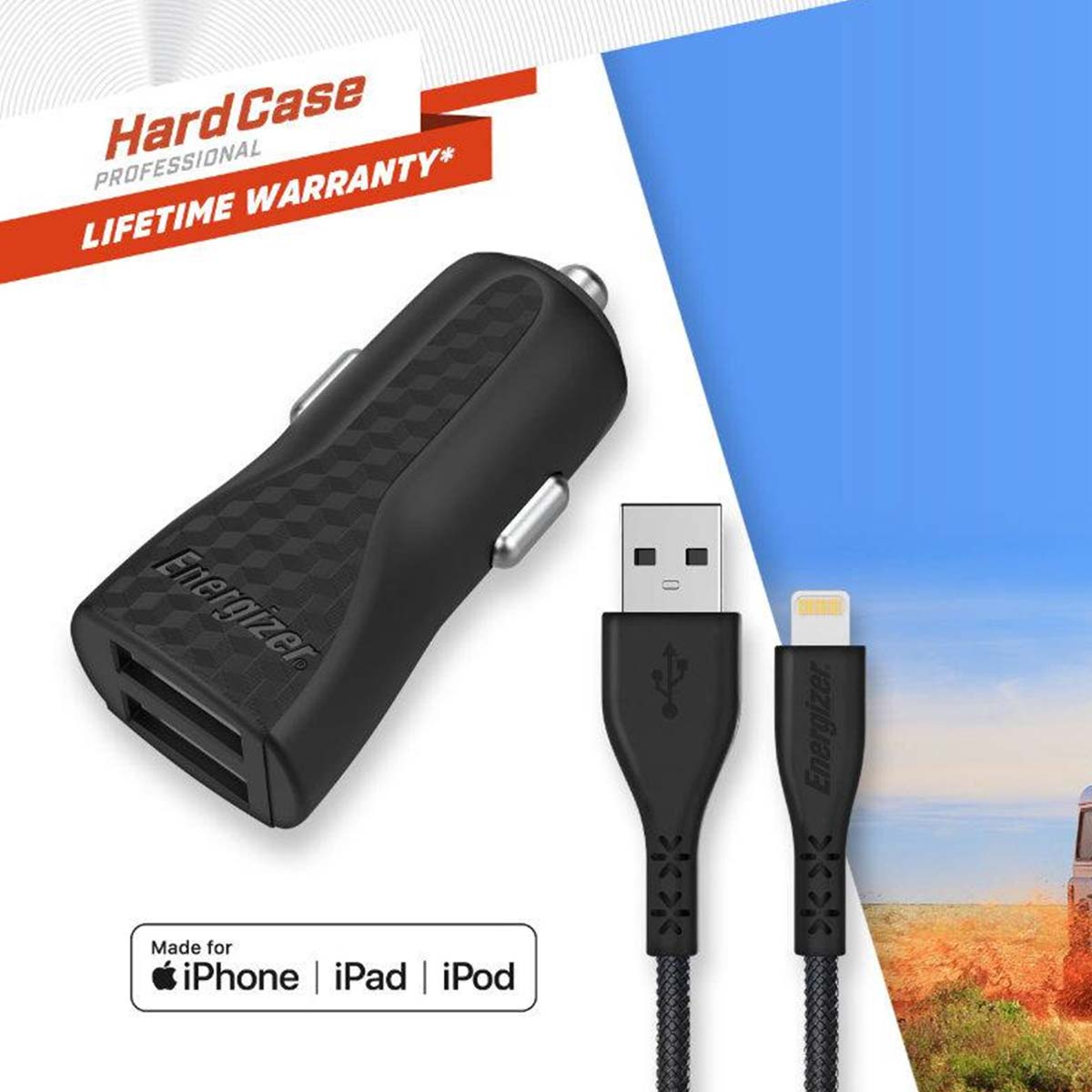 Un caricatore per auto Energizer nero e due cavi. Un USB e un cavo Lightning. Lo sfondo è blu e un paesaggio.