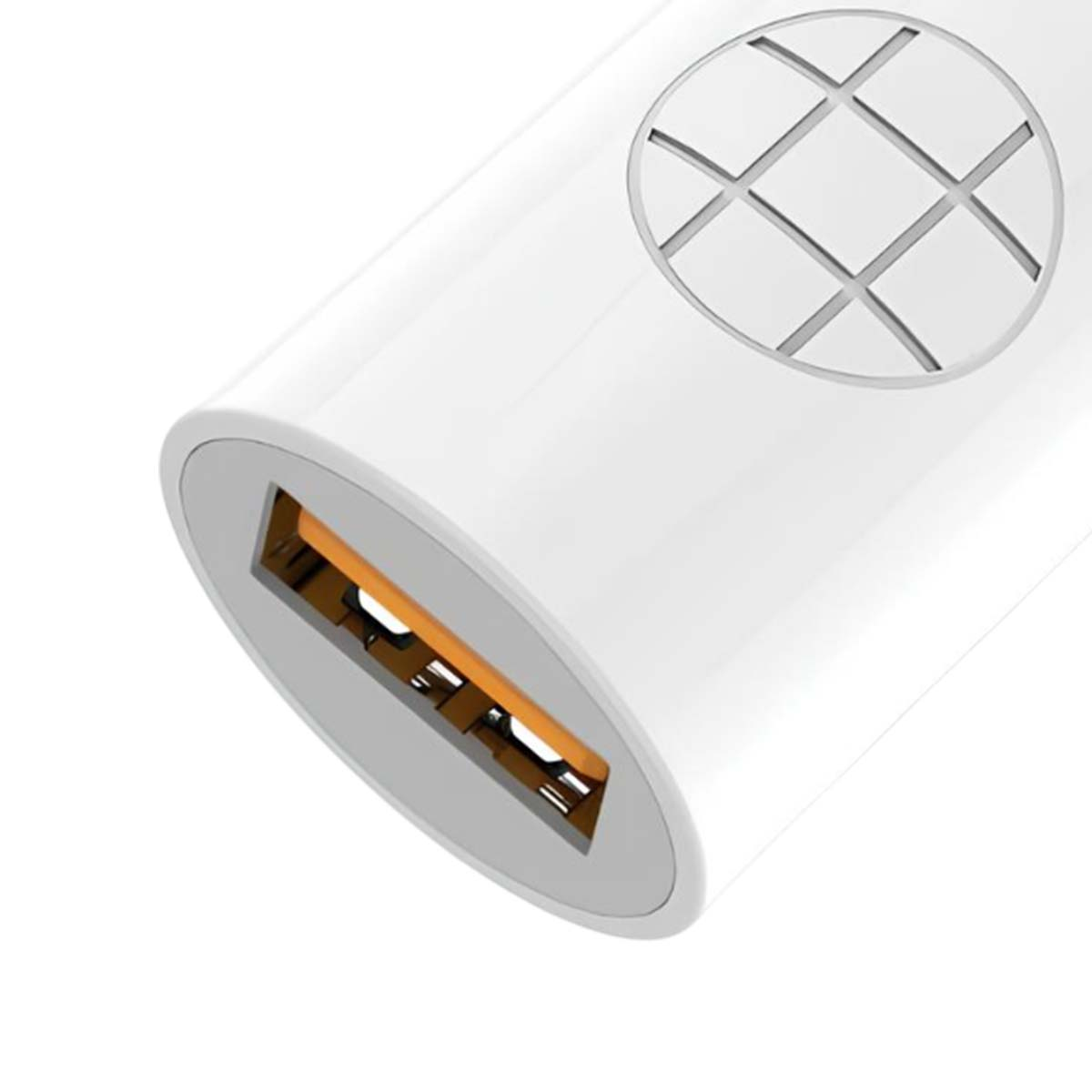 Primo piano di un caricatore USB bianco. Ha un bordo grigio attorno alla porta USB e un design con linee sulla parte superiore.