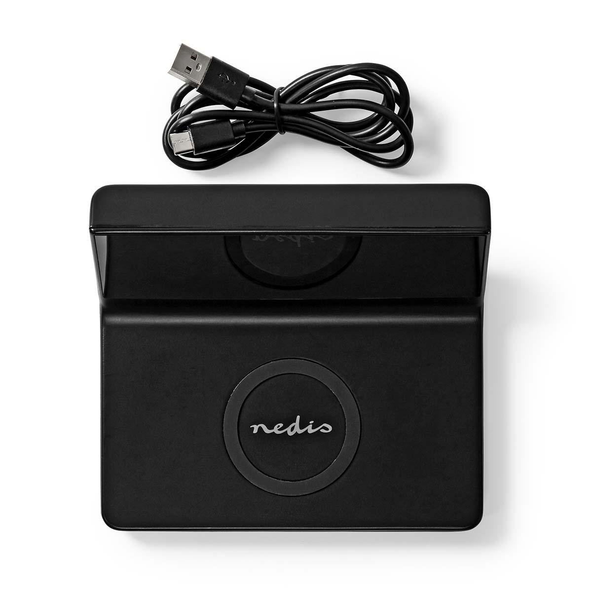Un caricatore wireless nero con cavo USB su sfondo bianco. Il caricatore ha il logo 'nedis'.
