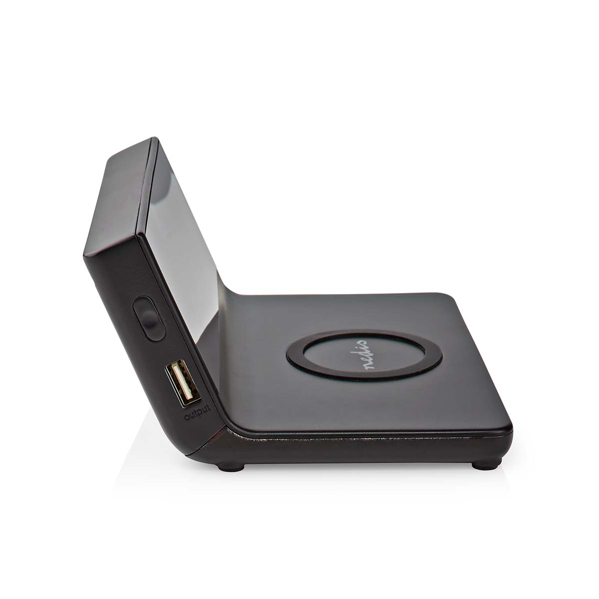 Un caricabatterie wireless nero con un supporto curvo. Ha un'uscita USB e un'area di ricarica con 'nedis' scritto sopra.