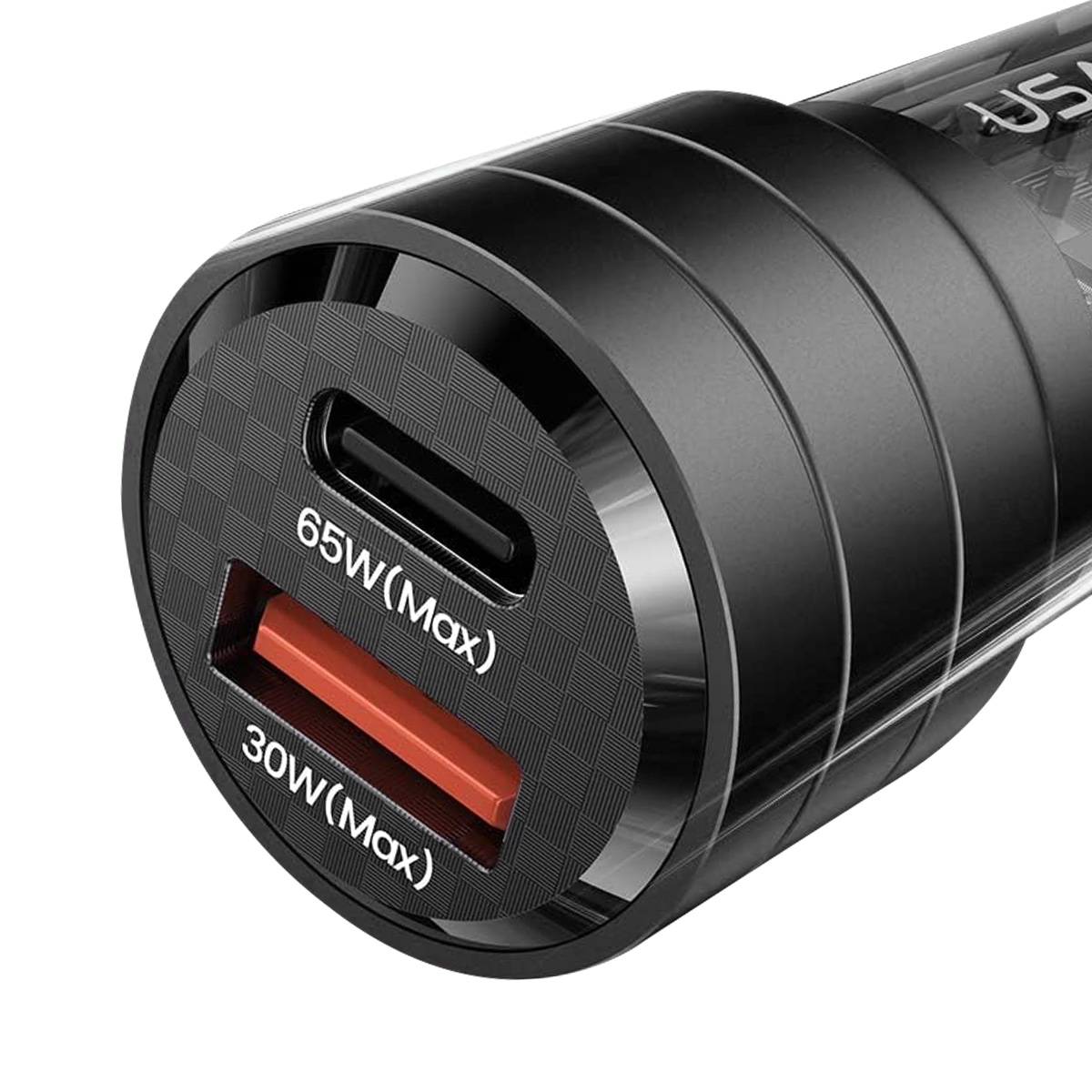 Primo piano di un caricatore per auto USB nero con porte da 65 W e 30 W. La porta da 30 W è arancione.