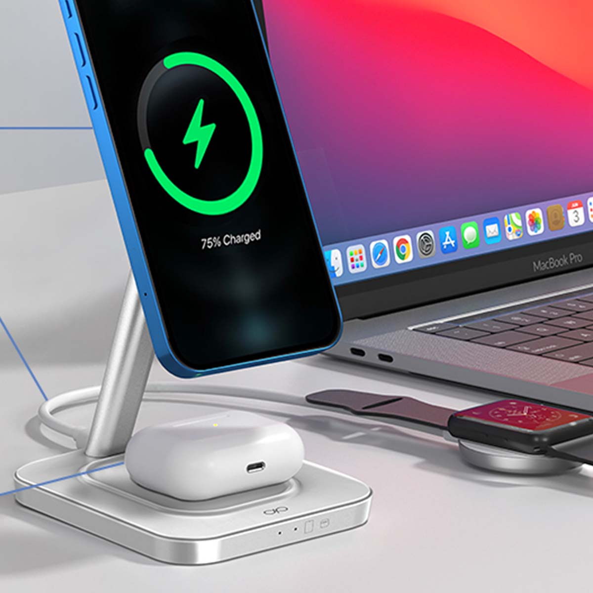Telefon wird geladen, 75 % geladen. Weiße AirPods und eine Uhr befinden sich auf einem Ladepad. Laptop im Hintergrund.