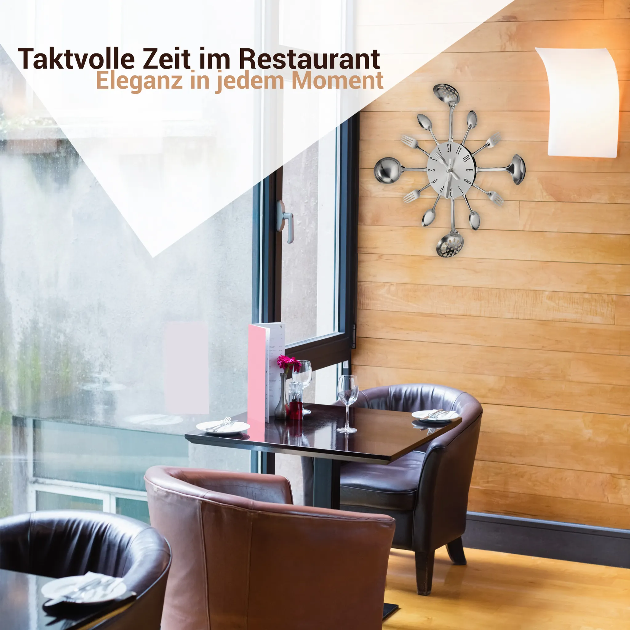 Restaurantinterieur mit einer Uhr aus Besteck, Tischen, Stühlen und einem Fenster. Holzwand und -boden.