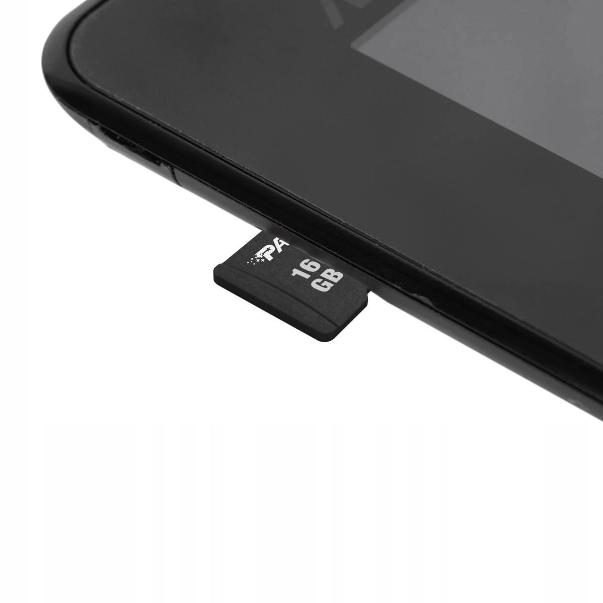 Een close-up toont een zwarte SD-kaart die in een zwart apparaat is gestoken. De kaart heeft 'PA 16 GB' in het wit gedrukt.