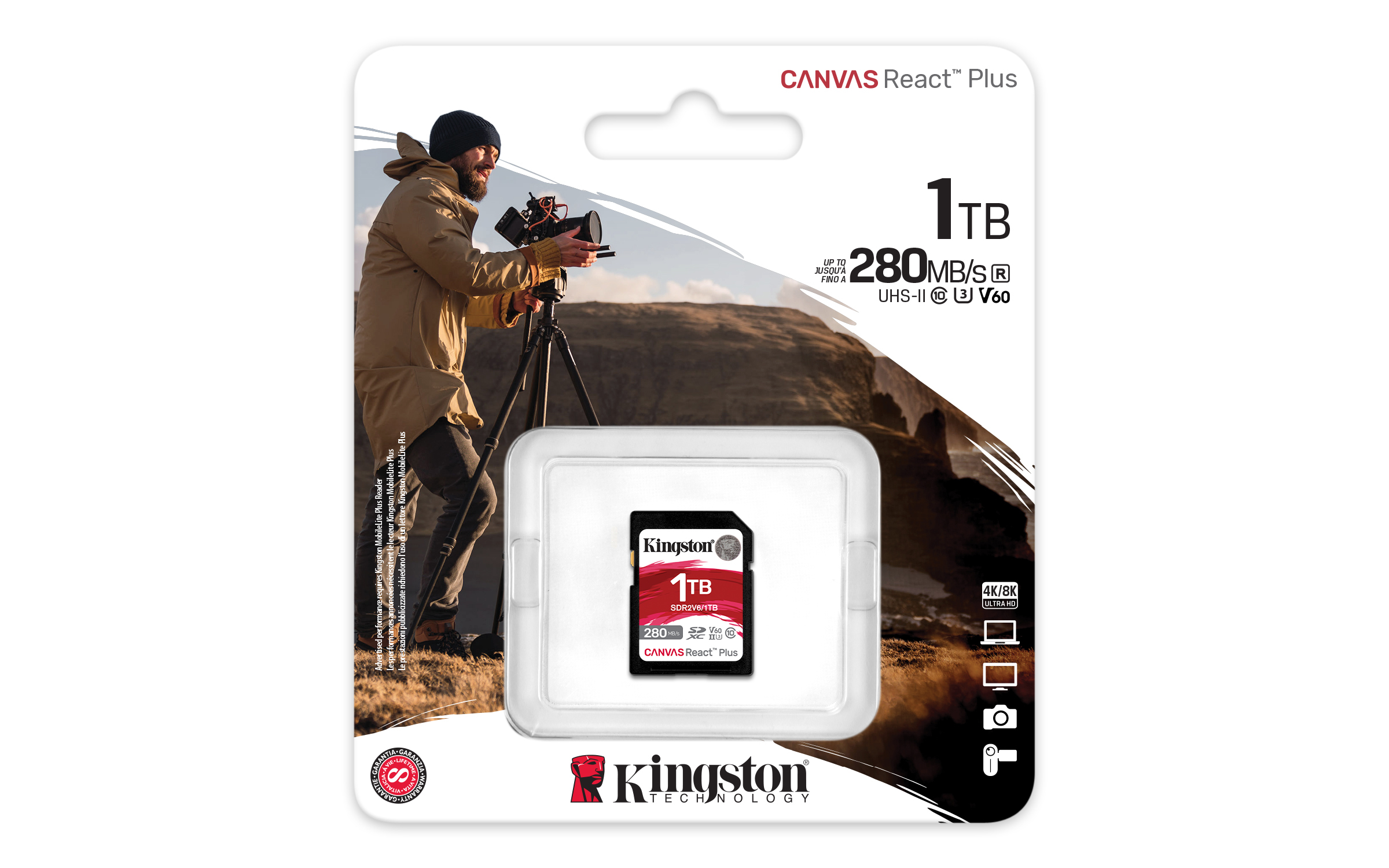 Homme filmant avec caméra sur trépied. Carte mémoire Kingston au premier plan. Emballage avec texte et logos.