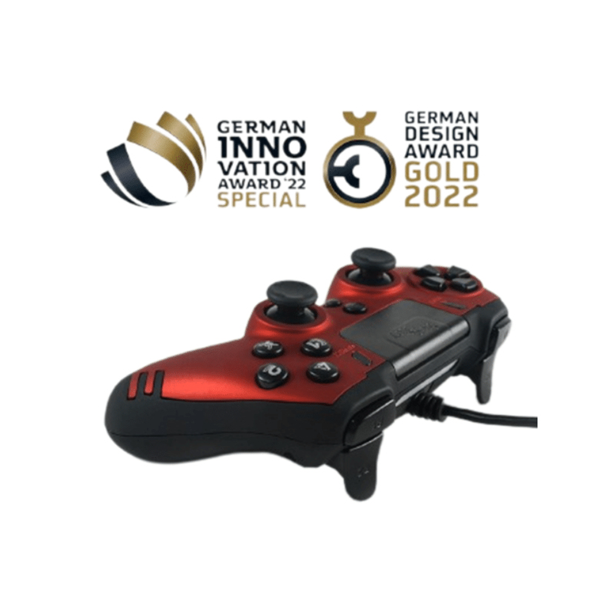 Czerwono-czarny gamepad z przyciskami, joystickami i kablem. Powyżej znajdują się loga German Innovation Award i German Design Award.