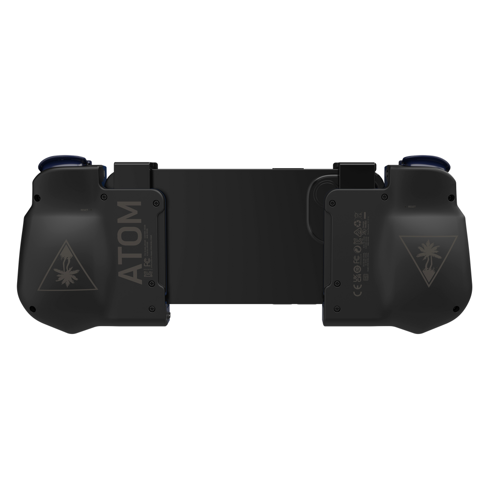 Un controller Turtle Beach Atom nero, con dettagli blu. Il controller ha una sezione centrale per un telefono e impugnature laterali.