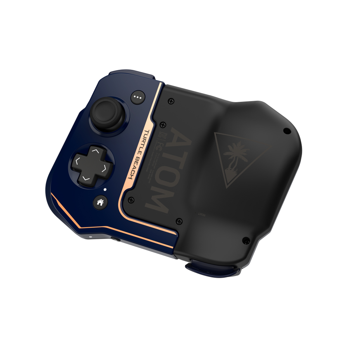 Un gamepad Turtle Beach Atom blu scuro su sfondo bianco. Ha pulsanti neri e un accento oro rosa.