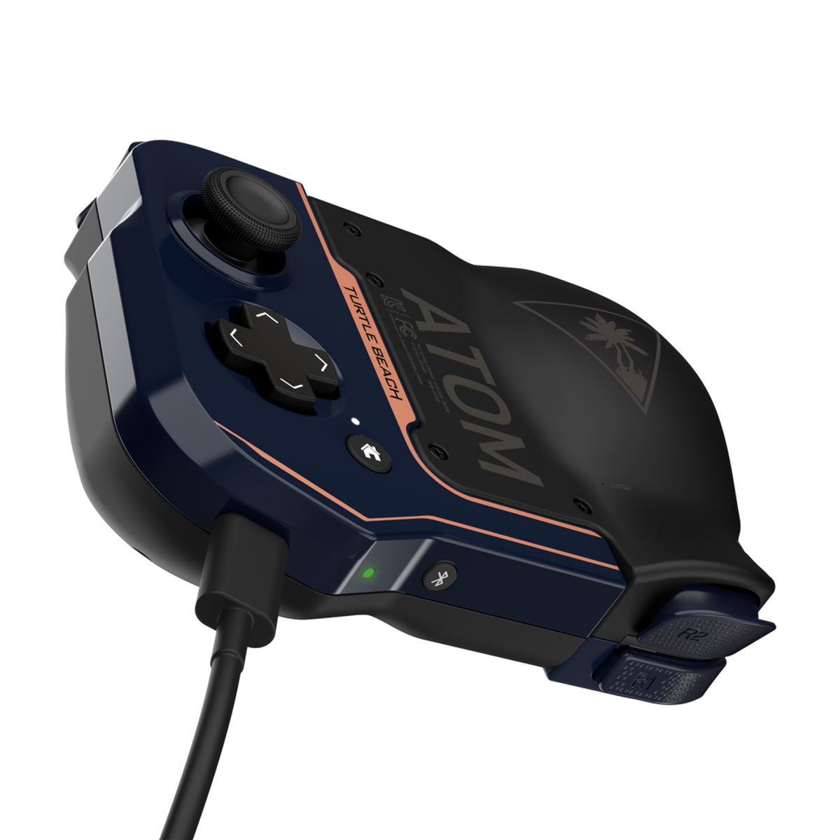 Un controller Turtle Beach Atom blu scuro con pulsanti neri e un cavo collegato. Il controller ha dettagli arancioni e una parte superiore nera.