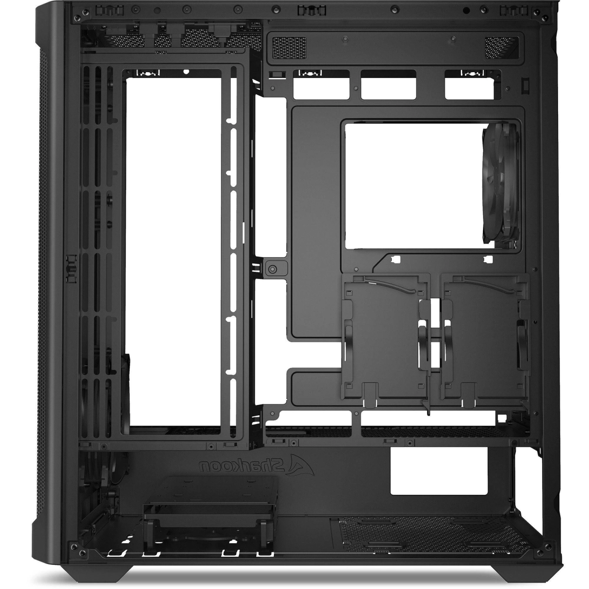 Wnętrze czarnej obudowy komputera. Posiada wiele przegród i otworów, z widocznym wentylatorem po prawej stronie.