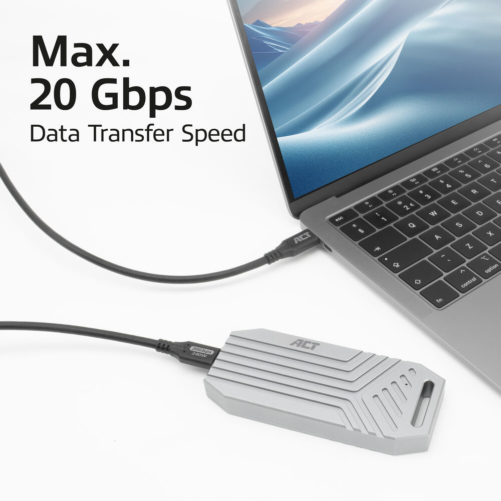 Een laptop verbonden met een externe harde schijf met een kabel. De harde schijf is zilverkleurig en de laptop is open.