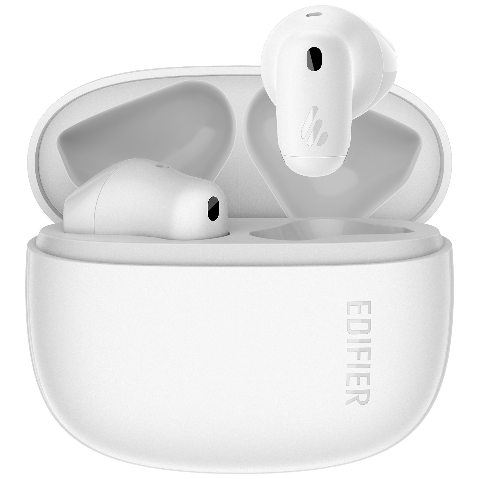 Białe słuchawki Edifier w otwartym etui ładującym. Jedna słuchawka jest na zewnątrz. Logo widoczne na etui.