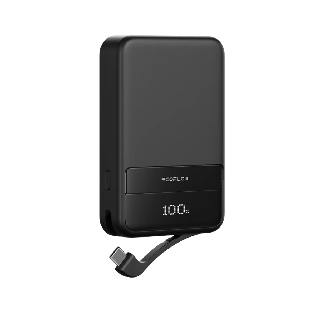 Czarna przenośna ładowarka z wyświetlaczem cyfrowym pokazującym 100%. Podłączony jest kabel USB-C. Widoczna jest marka 'ECOFLOW'.