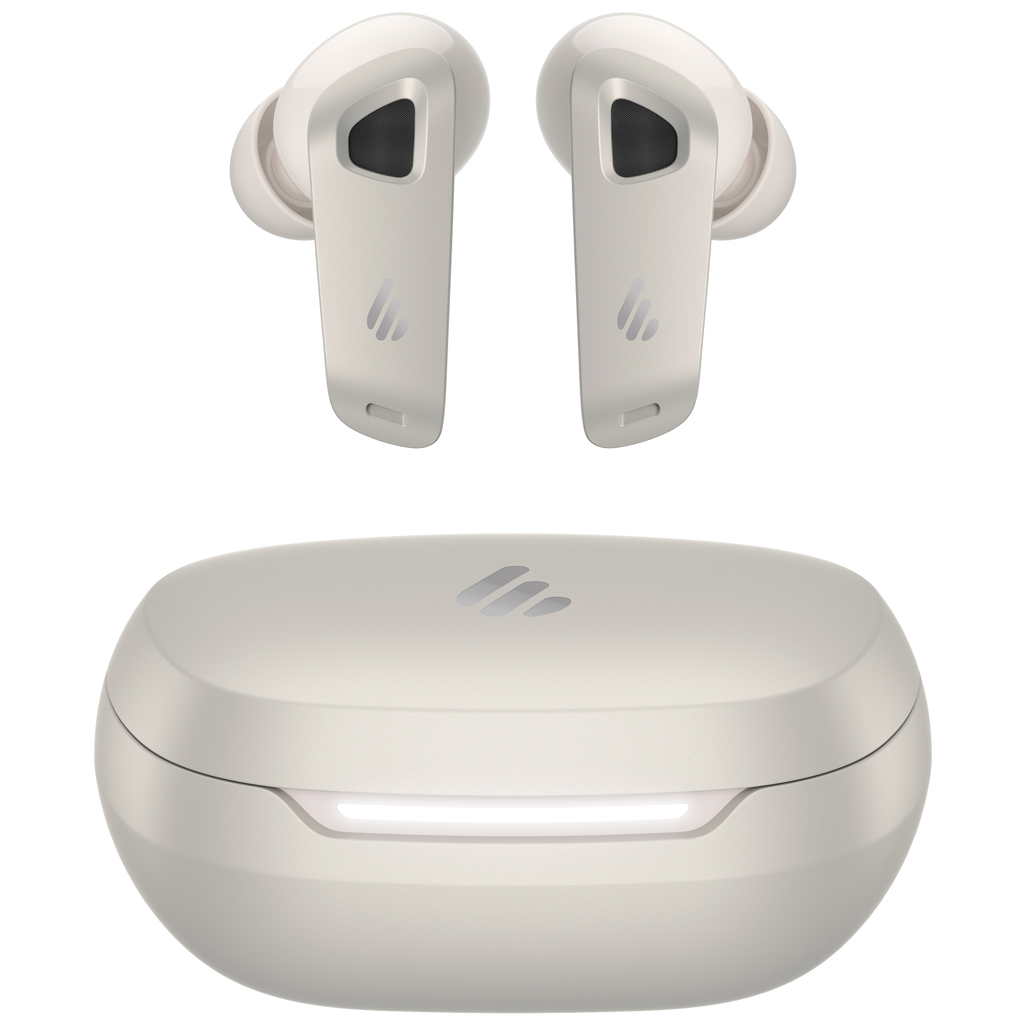 Beżowe bezprzewodowe słuchawki i etui ładujące. Słuchawki znajdują się nad etui, oba z logo. Białe tło.