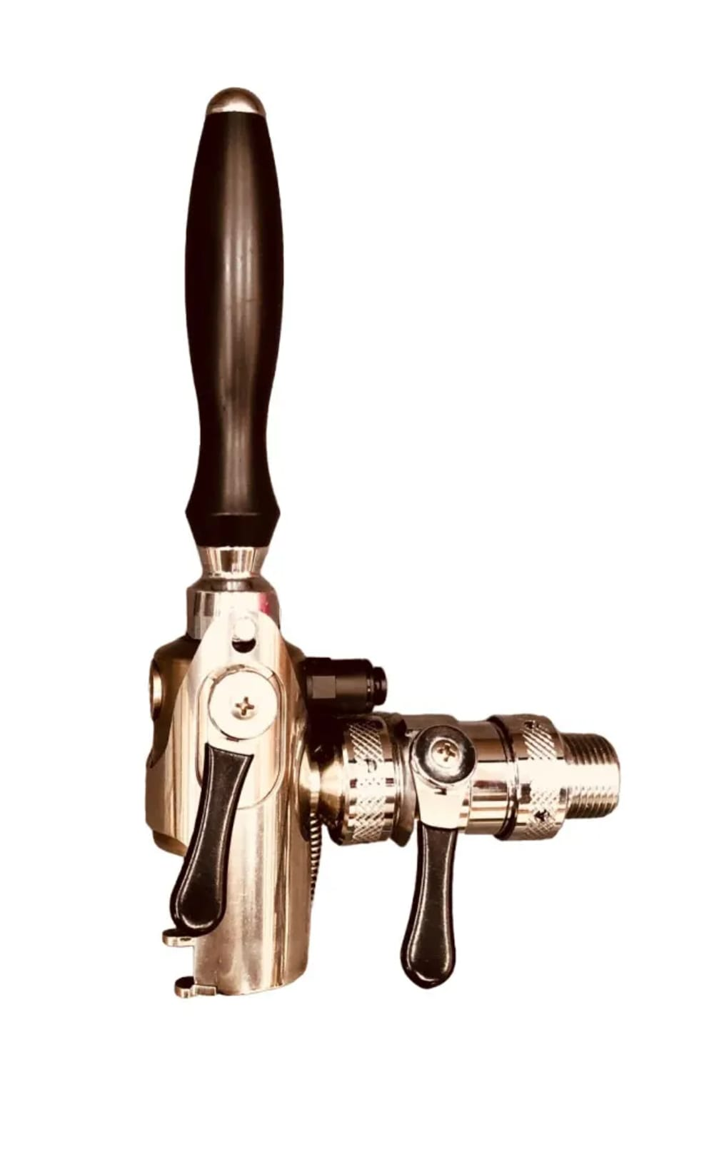 Een verchroomde biertap met een zwarte hendel en twee zwarte hendels, tegen een witte achtergrond.