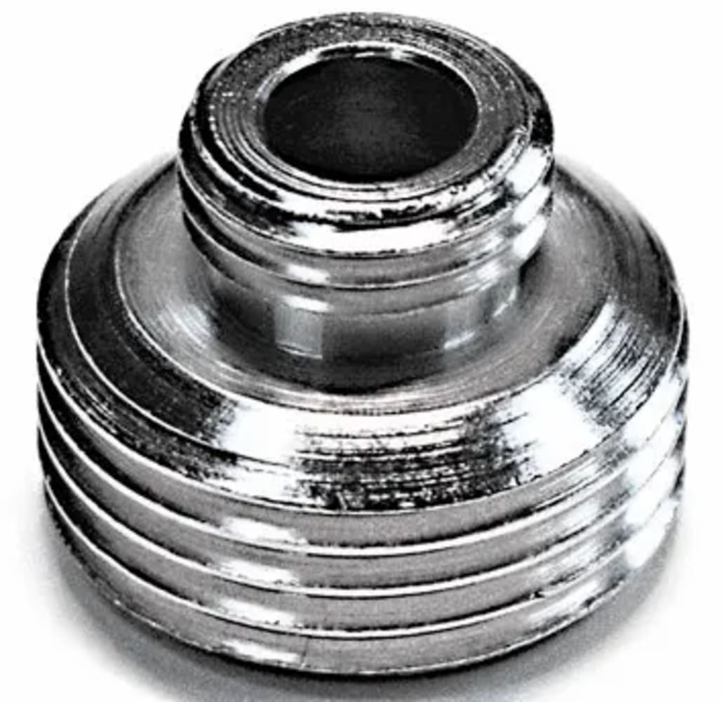 Een metalen, cilindrisch object met een centraal gat en schroefdraad aan de buitenkant. Het lijkt een fitting of connector te zijn.