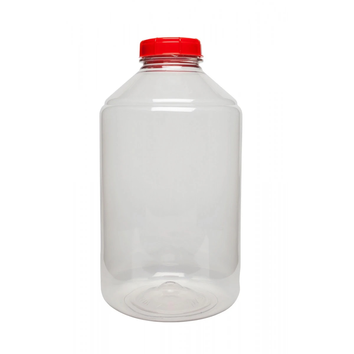 Een heldere plastic fles met een rode dop staat centraal tegen een witte achtergrond.