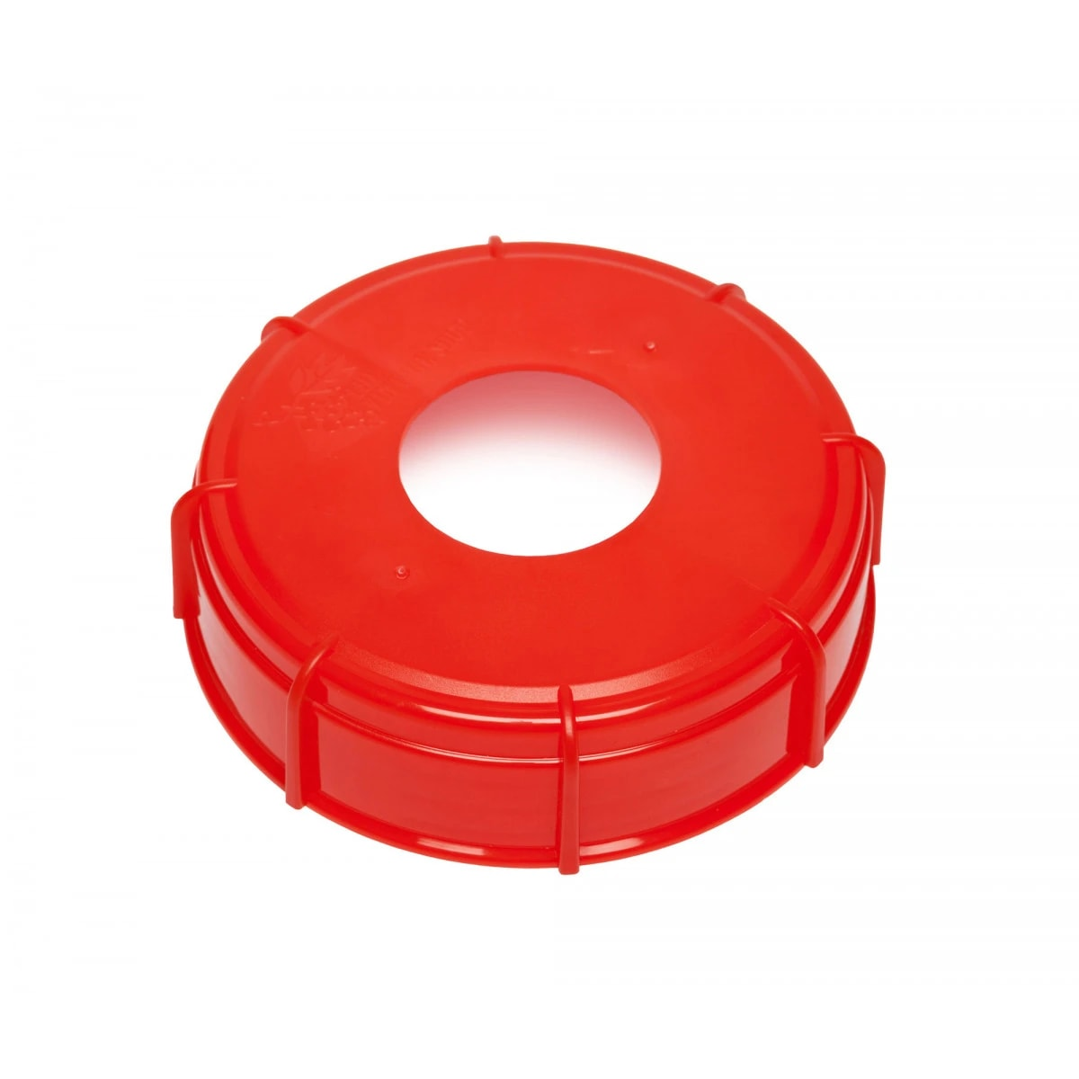 Een rode plastic deksel met een centraal gat. De deksel heeft een cirkelvormige vorm met verticale ribbels aan de zijkant. Geïsoleerd op witte achtergrond.