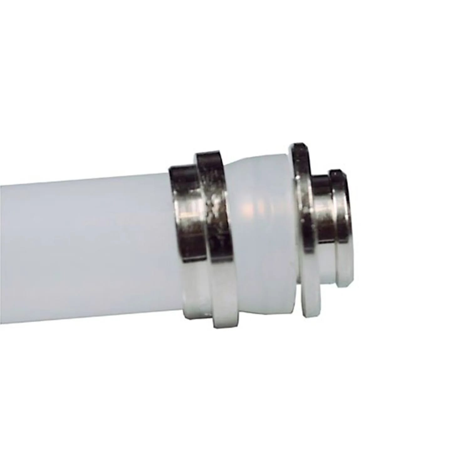 Close-up van een witte plastic buis met metalen ringen. De ringen zijn zilverkleurig en de buis is grotendeels wit tegen een witte achtergrond.