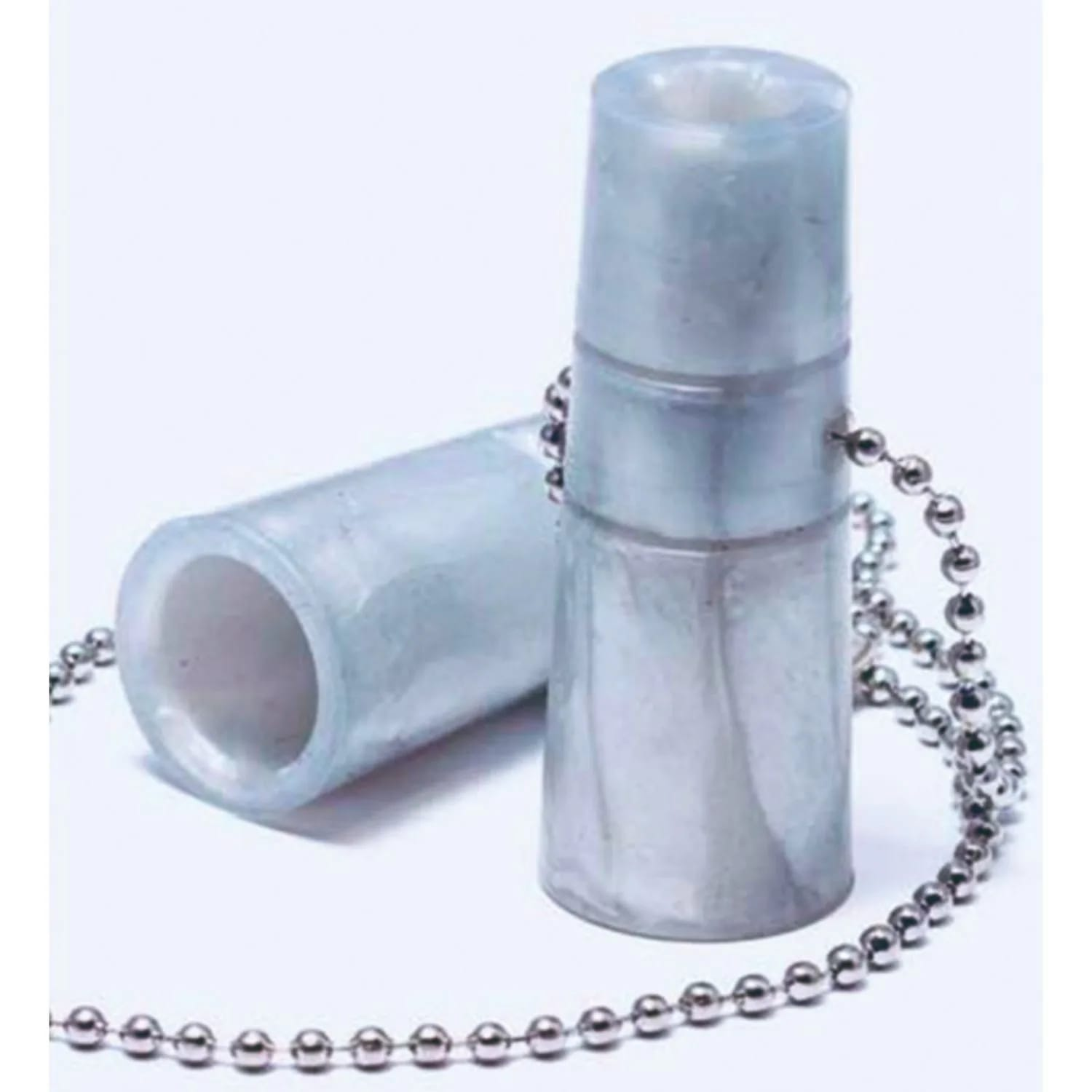 Twee cilindrische, lichtblauwe containers. Eén rechtop, één horizontaal. Zilveren kogelketting verbindt beide. Witte achtergrond.