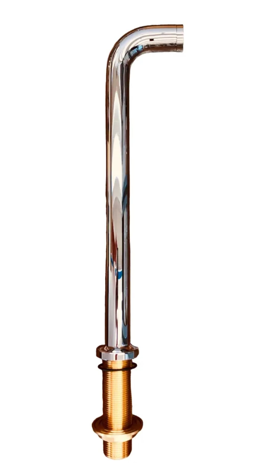 Een chromen kraan met een gebogen tuit en messing voet. Het is geïsoleerd op een witte achtergrond.