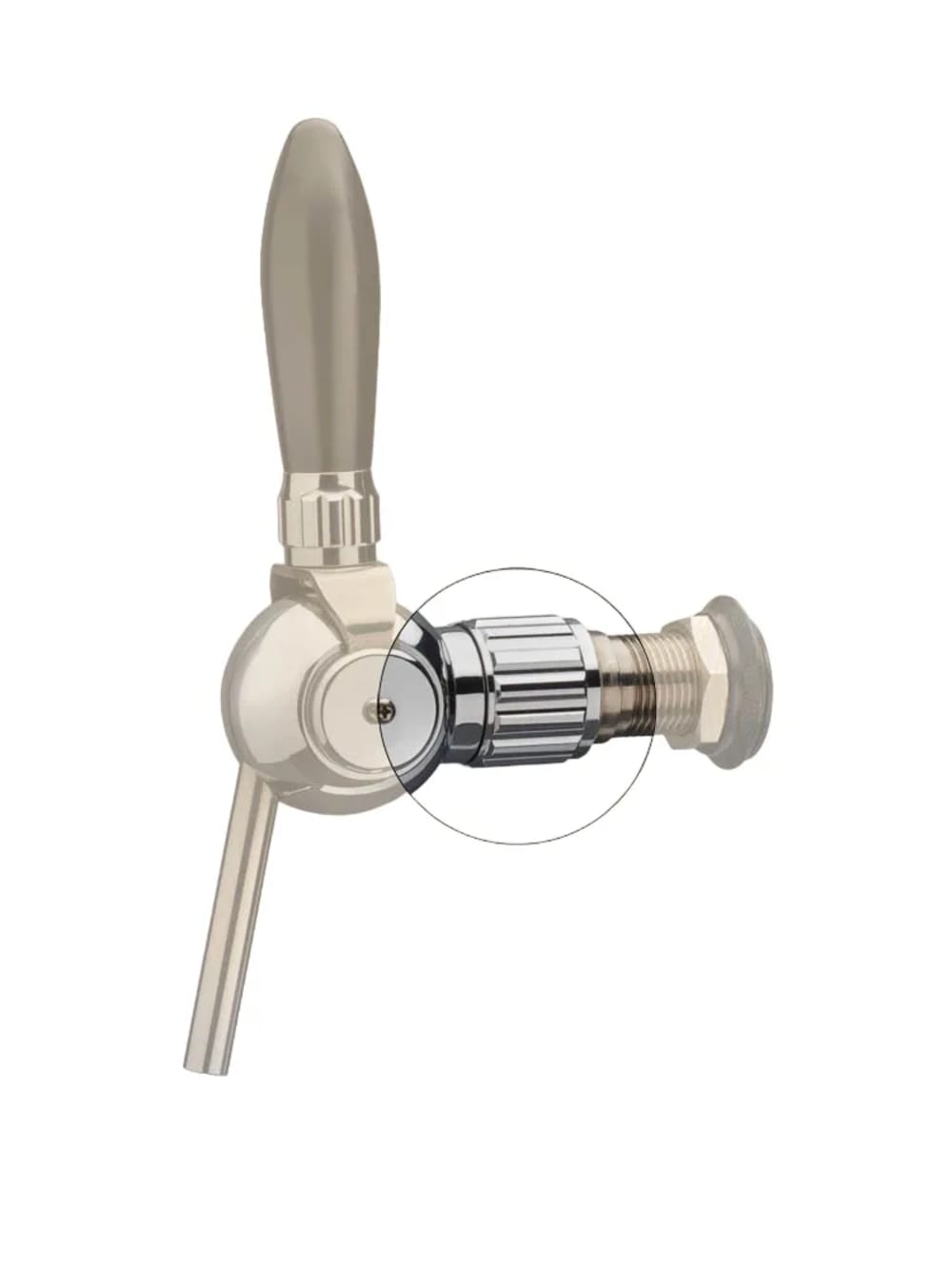 Een verchroomde biertap met een lange hendel. De tap heeft een rond lichaam en een geribbeld gedeelte. De achtergrond is wit.