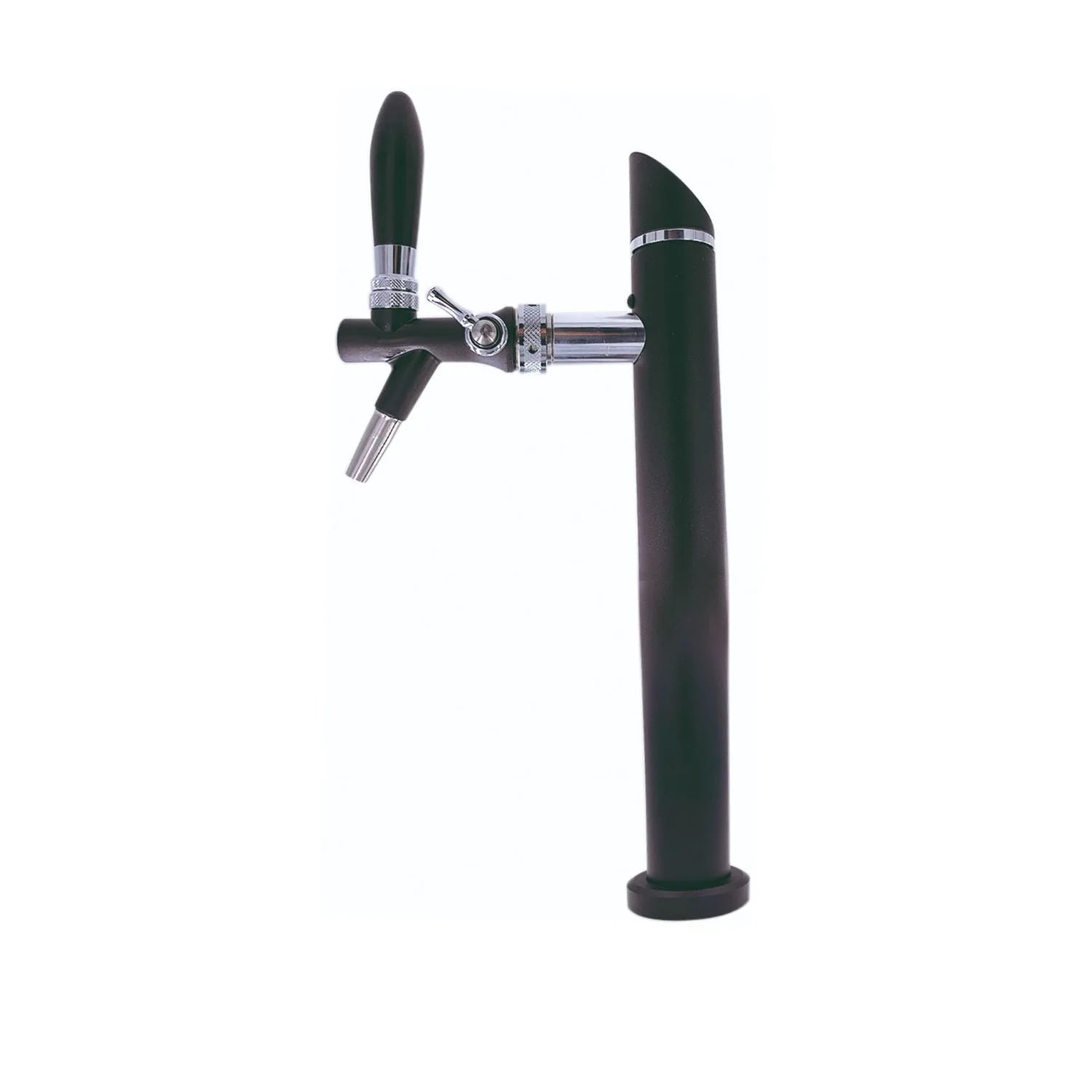 Een zwarte biertap met een zilveren tuit en handvat, geïsoleerd op een witte achtergrond. De tap staat rechtop.