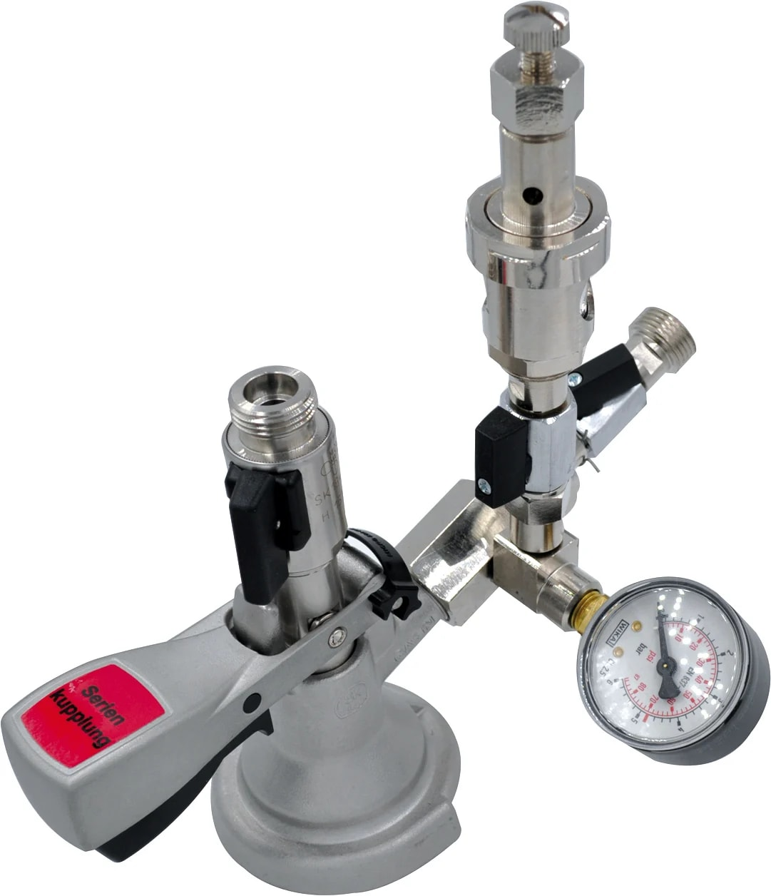 Een metalen biertapkraanaansluiting met een manometer en een rood label met "Serien Kupplung".
