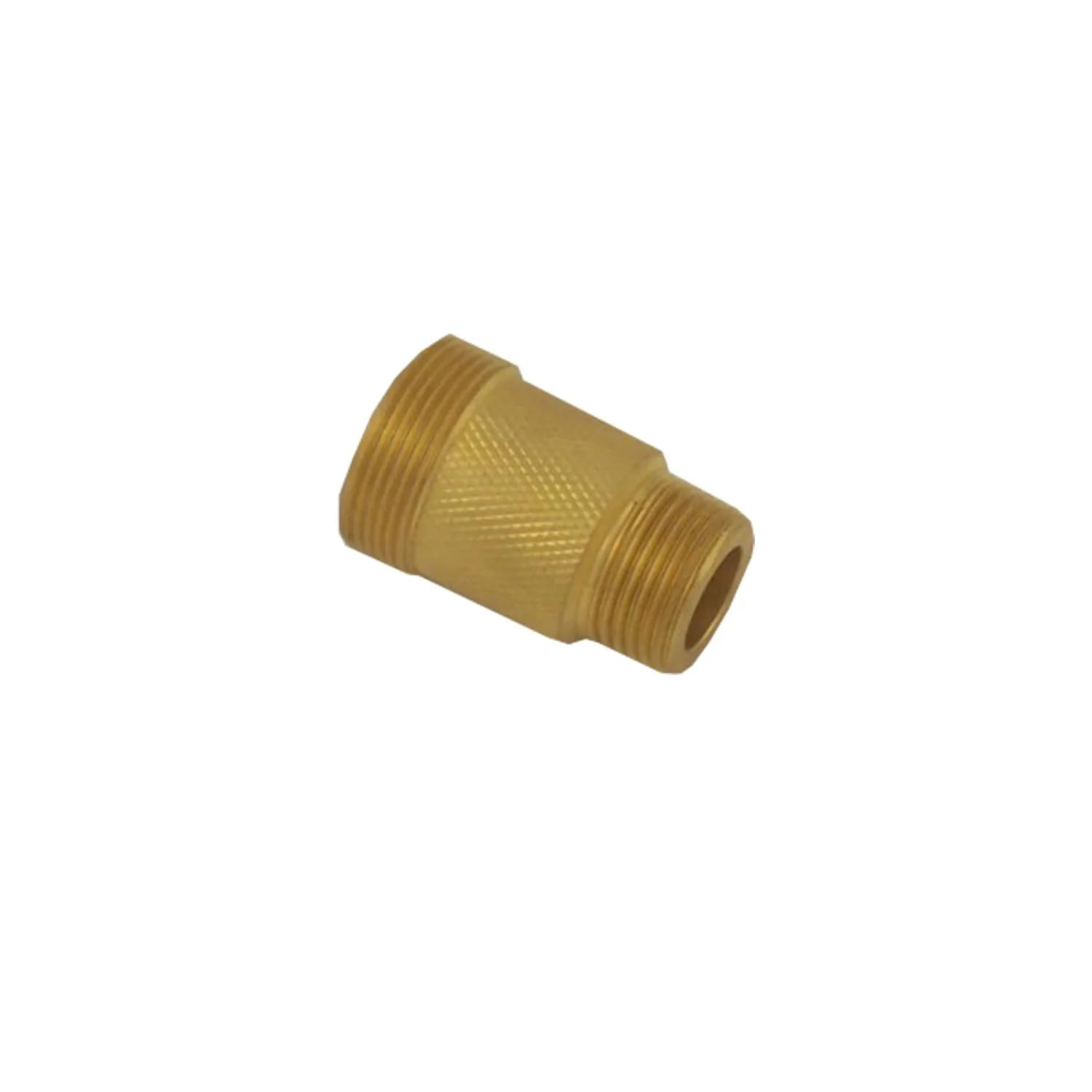 Een gouden messing pijpfitting met externe schroefdraad aan beide uiteinden en een ruitpatroon in het midden, geïsoleerd op wit.