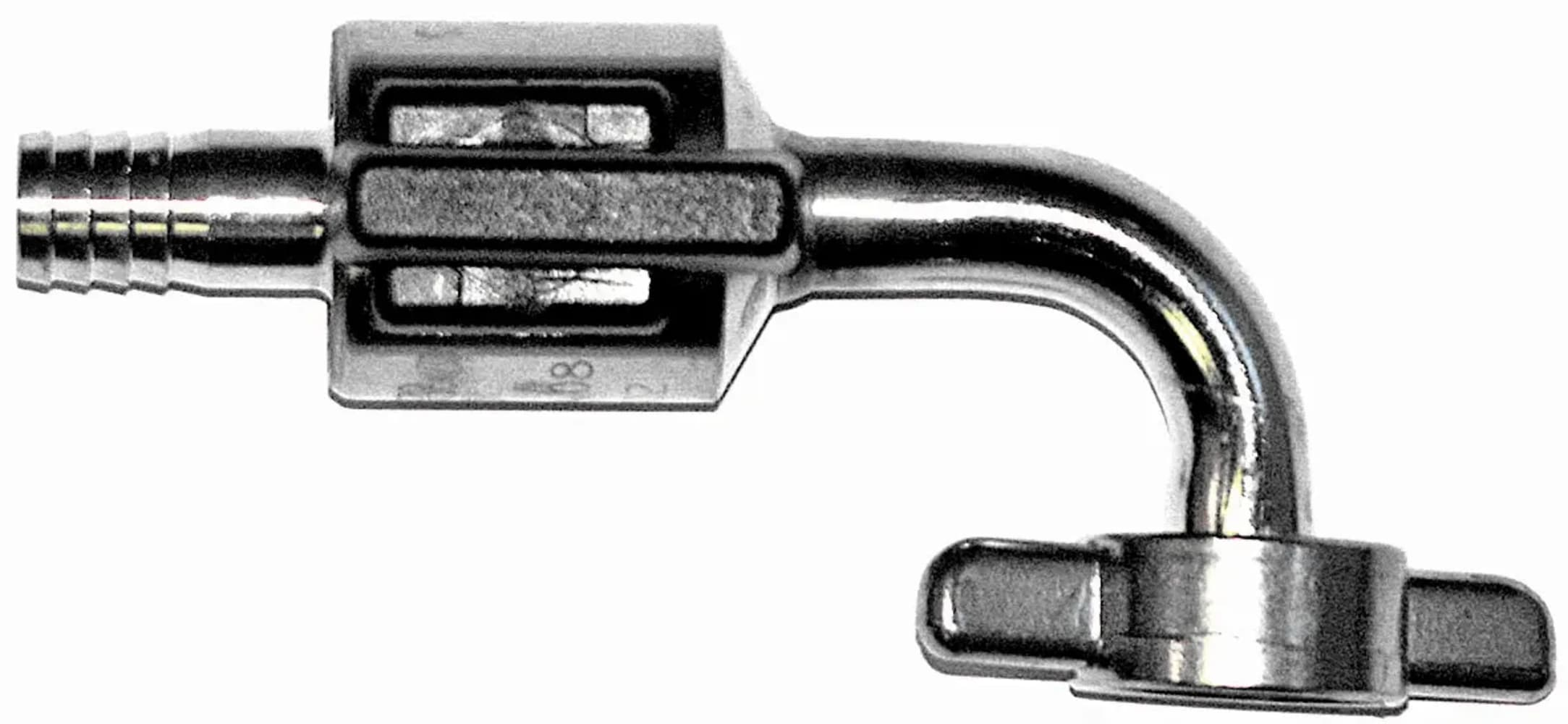 Een metalen loodgietersfitting. Het heeft een geribbeld uiteinde, een vierkant lichaam en een gebogen buis met een plat uiteinde. Witte achtergrond.