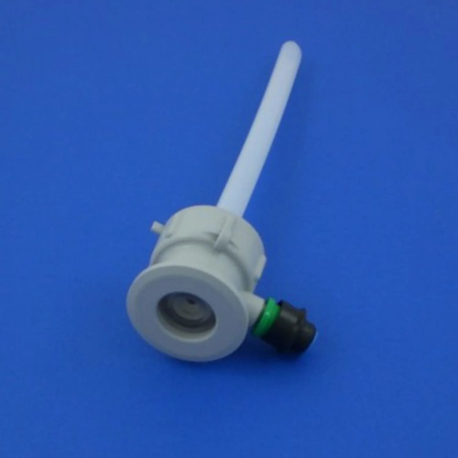Een wit en grijs plastic apparaat met een lange witte buis, een zwarte en groene connector, tegen een blauwe achtergrond.