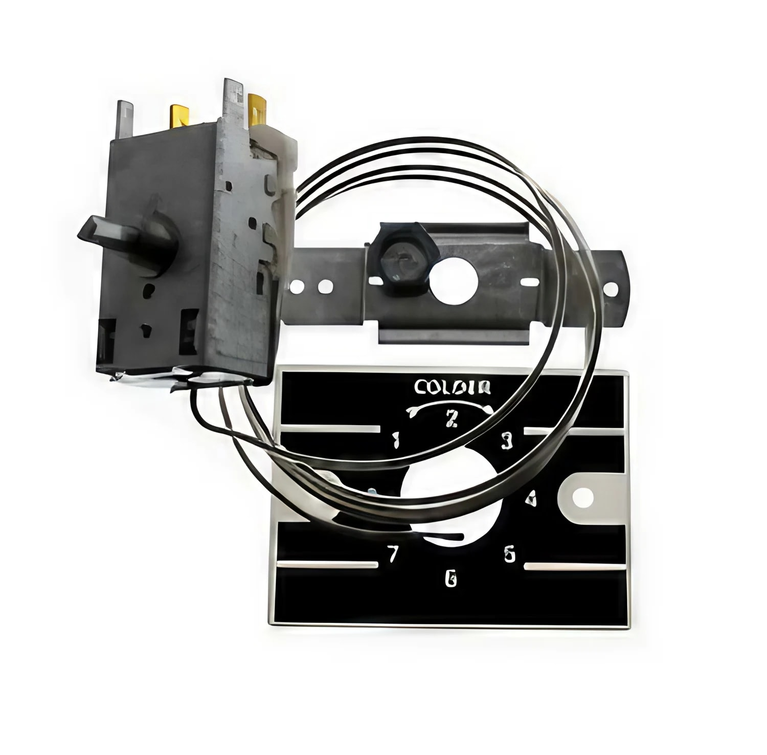 Ensemble thermostat de réfrigérateur sur fond blanc. Comprend cadran, support métallique et numéros de contrôle de température.