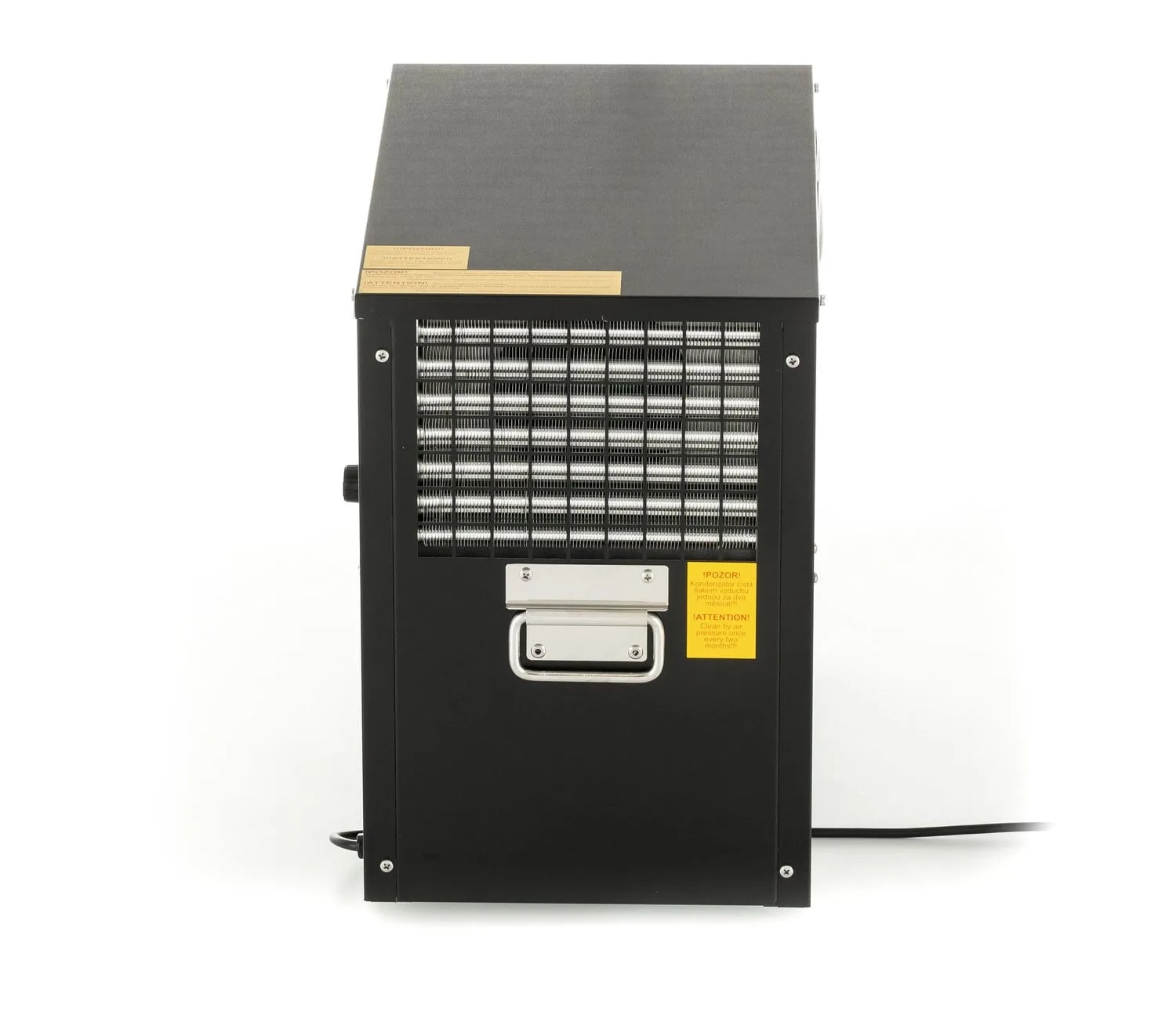Een zwarte machine met een metalen rooster, een handvat en waarschuwingslabels staat op een wit oppervlak. Het heeft een doosvorm en is schuin.
