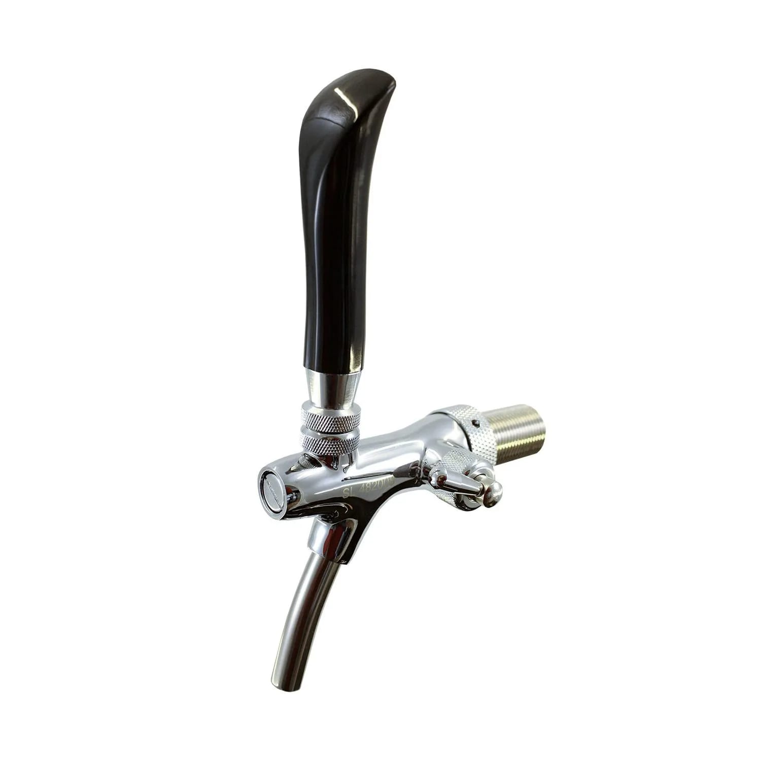 Een verchroomde biertap met zwarte hendel op een witte achtergrond. De tap is schuin, toont de uitloop en de aansluitdraden.