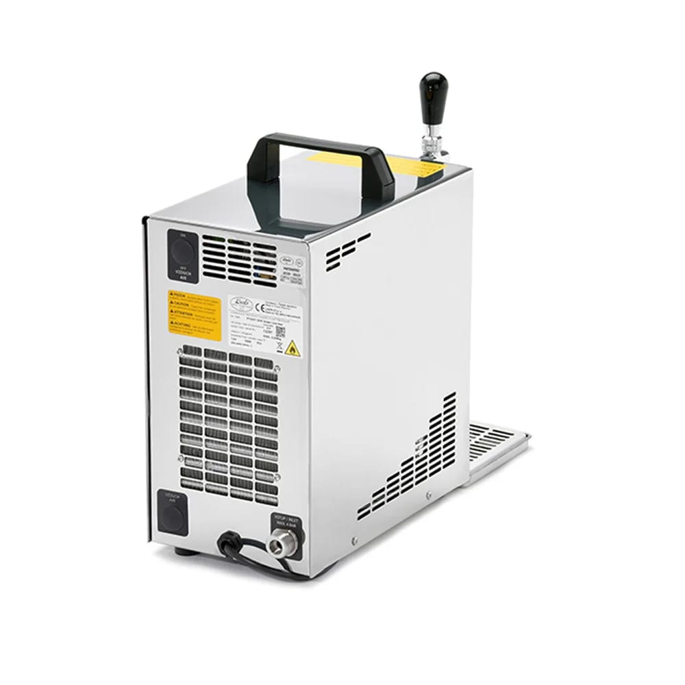 Een zilveren bierkoeler met een zwarte handgreep en kraan. Het heeft ventilatieopeningen en een lekbak. De achtergrond is wit.