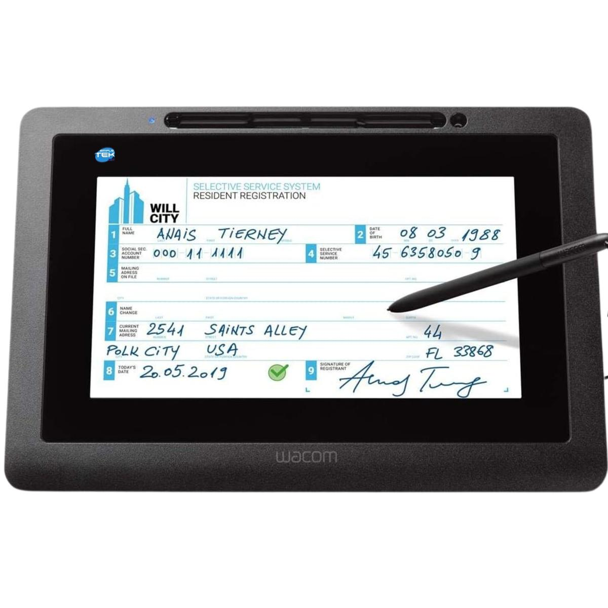 Un tablet nero mostra un modulo del Selective Service System. Una penna è appoggiata sullo schermo. Il modulo è parzialmente compilato a mano.