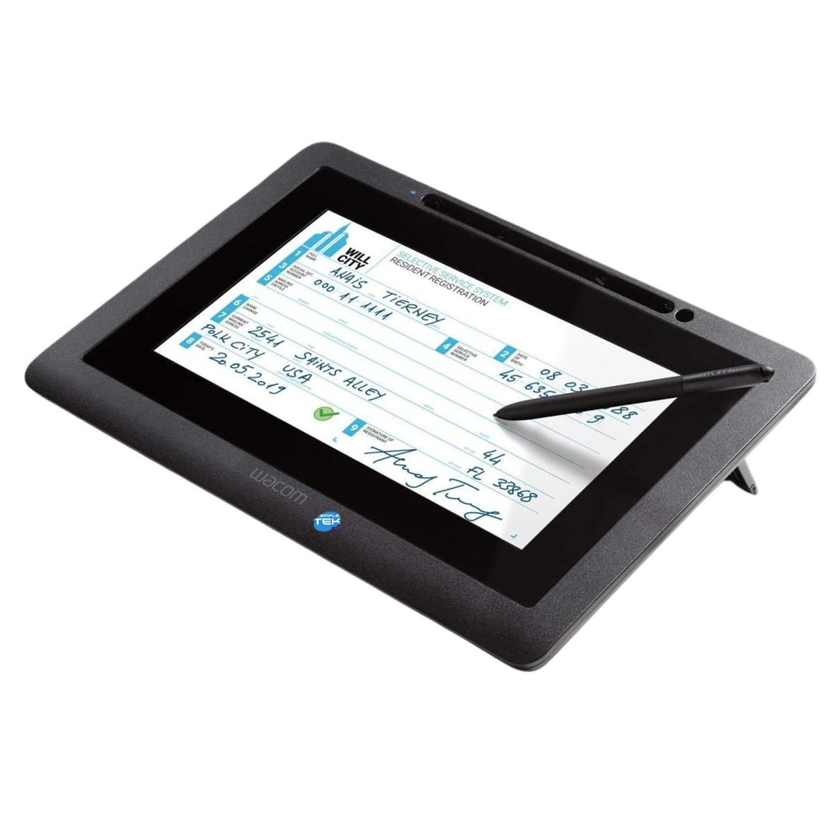 Un tablet Wacom mostra un modulo di registrazione, con una penna sopra. Il modulo include testo, numeri e una firma.