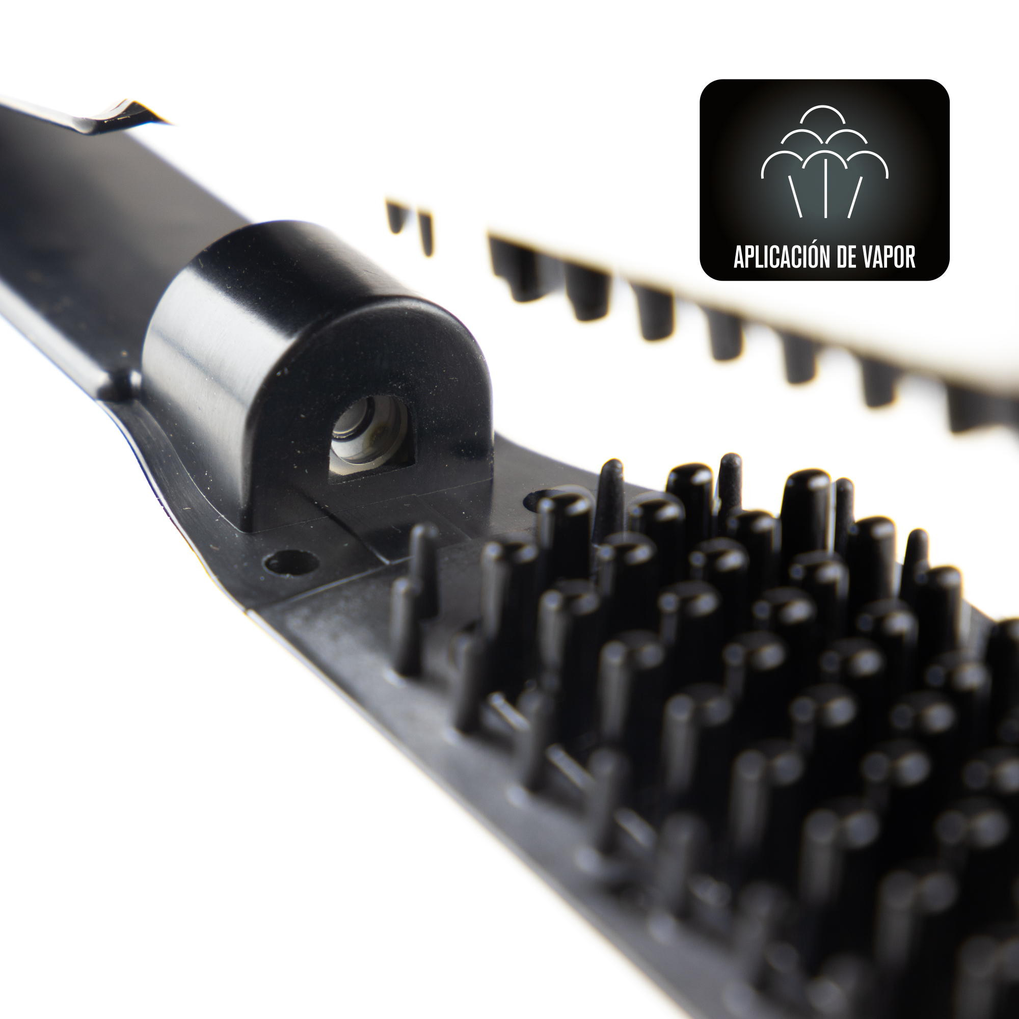Primo piano di una piastra per capelli nera con icona di applicazione del vapore. Sfondo bianco. Parte del pettine visibile.