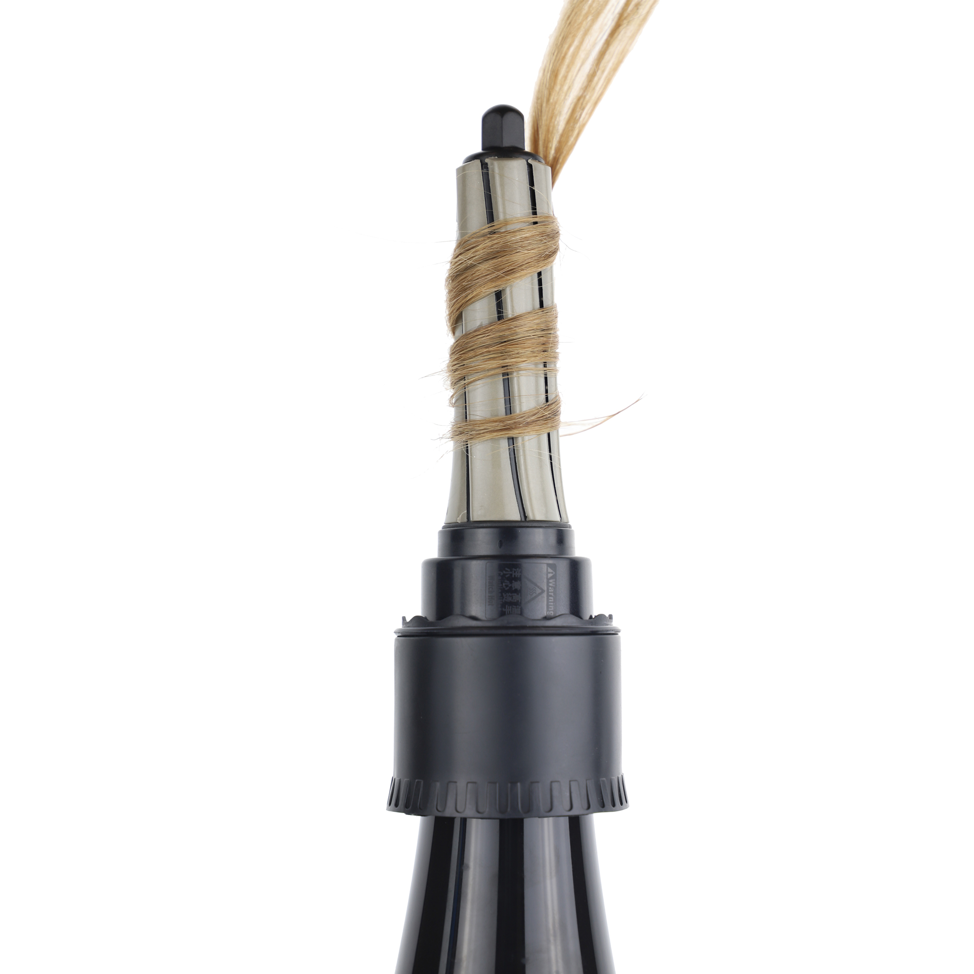 Un arricciacapelli con capelli biondi avvolti. Il ferro è nero e grigio, con un involucro simile al legno.