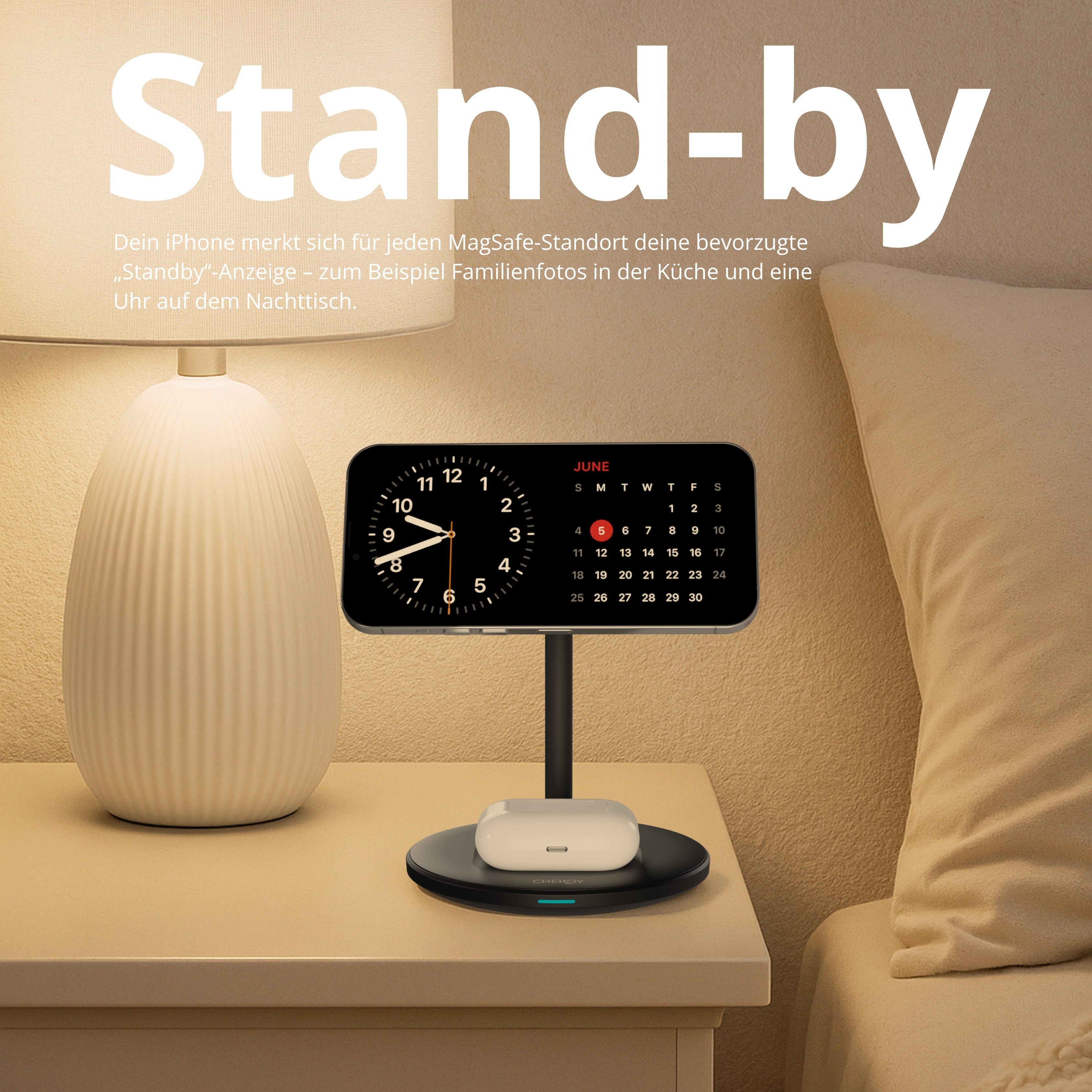 Ein Nachttisch mit Uhr, Telefonständer und Ladestation. Eine Lampe und ein Kissen sind ebenfalls zu sehen.