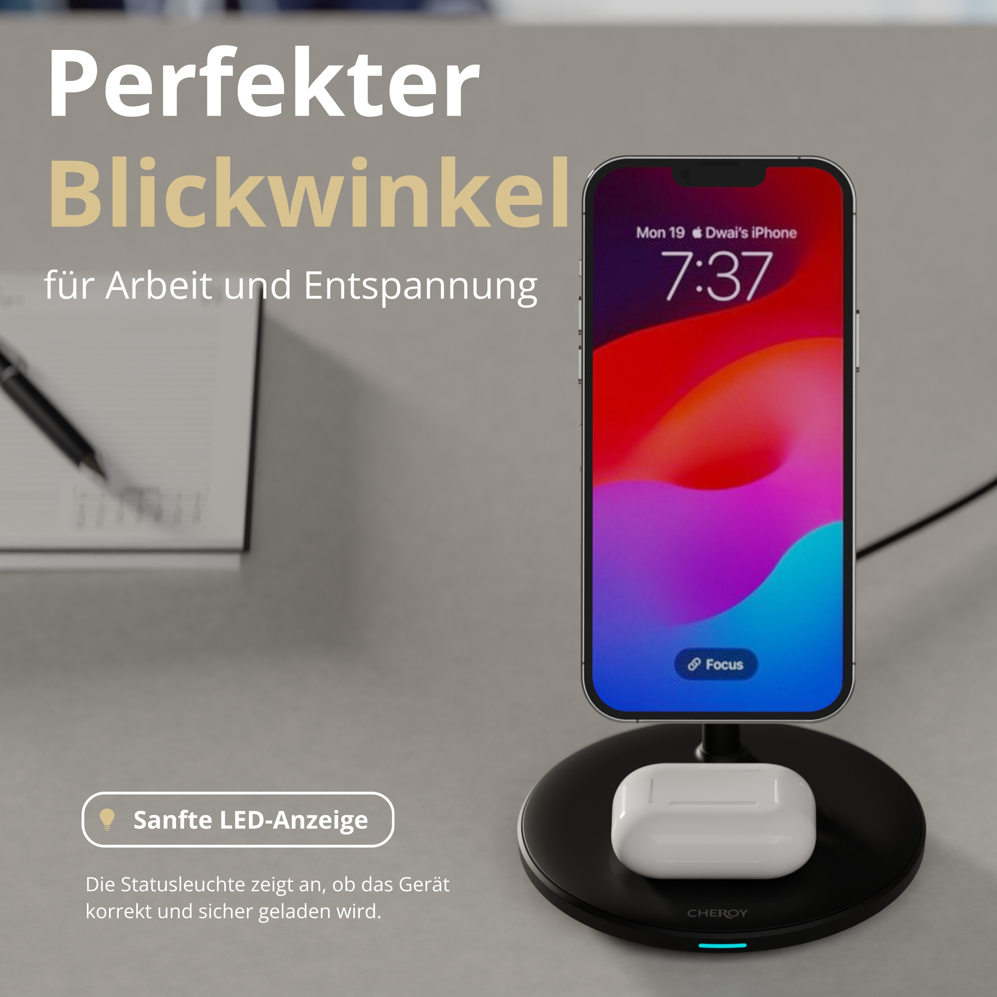 Ein iPhone mit der Uhrzeit 7:37 liegt auf einem Ladepad. Weiße Ohrhörer liegen auf dem Pad. Der Hintergrund ist ein Notizbuch.