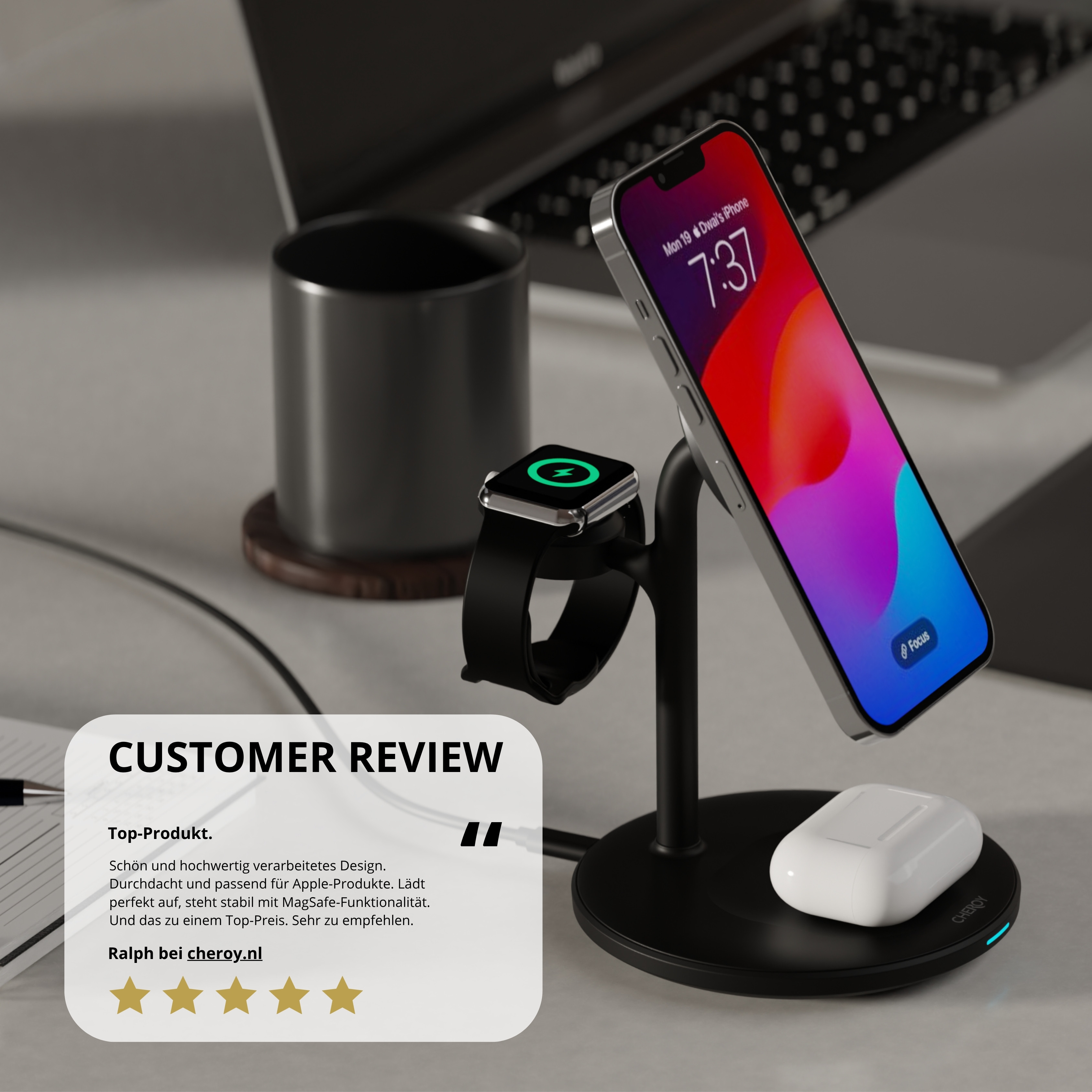 Eine Ladestation für Telefon und Uhr. Ein Telefon und eine Uhr sind vorhanden. Es gibt ein Paar weiße Ohrhörer.