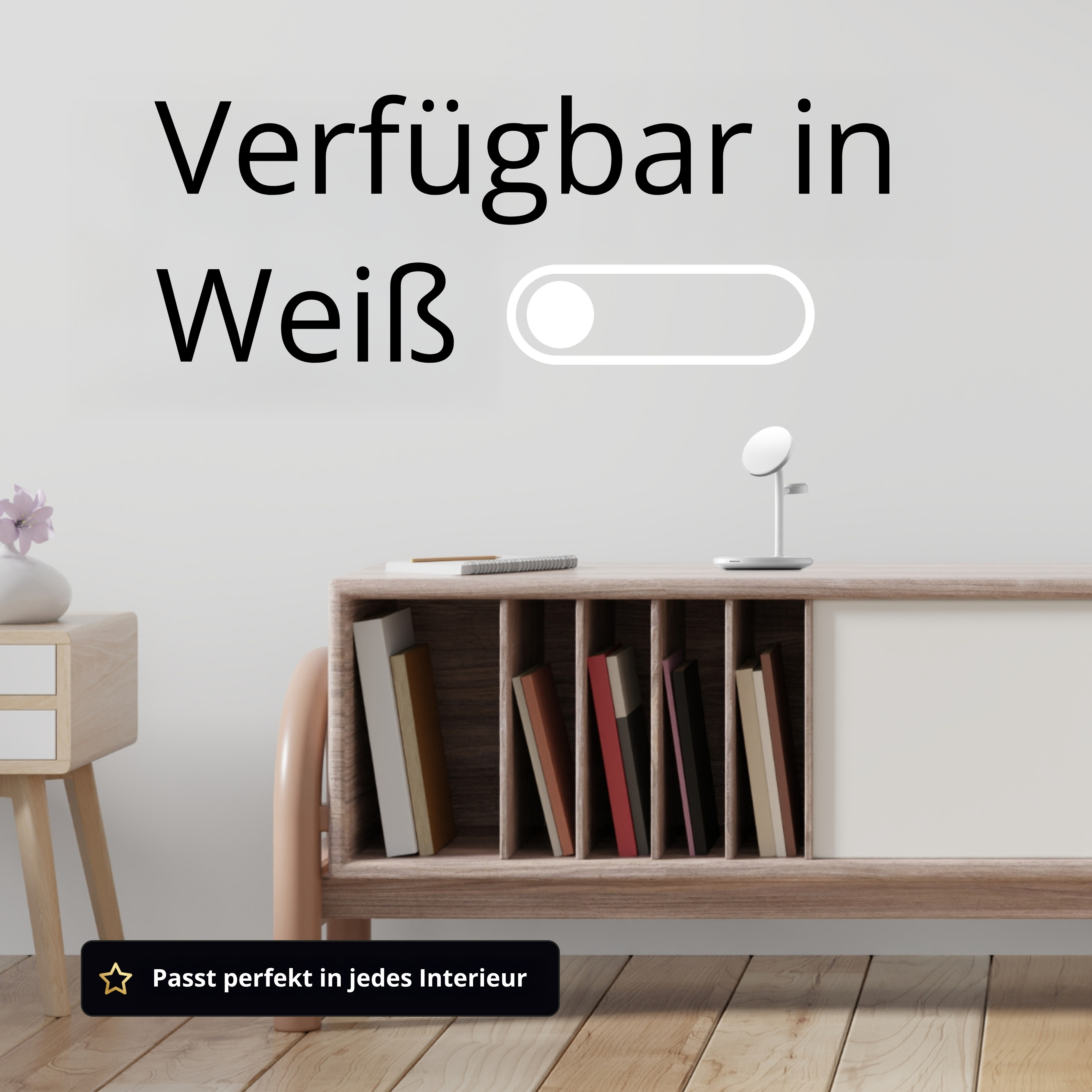Ein Raum mit weißer Wand und Holzboden. Ein Schrank mit Büchern, ein Beistelltisch und eine Blume sind sichtbar.